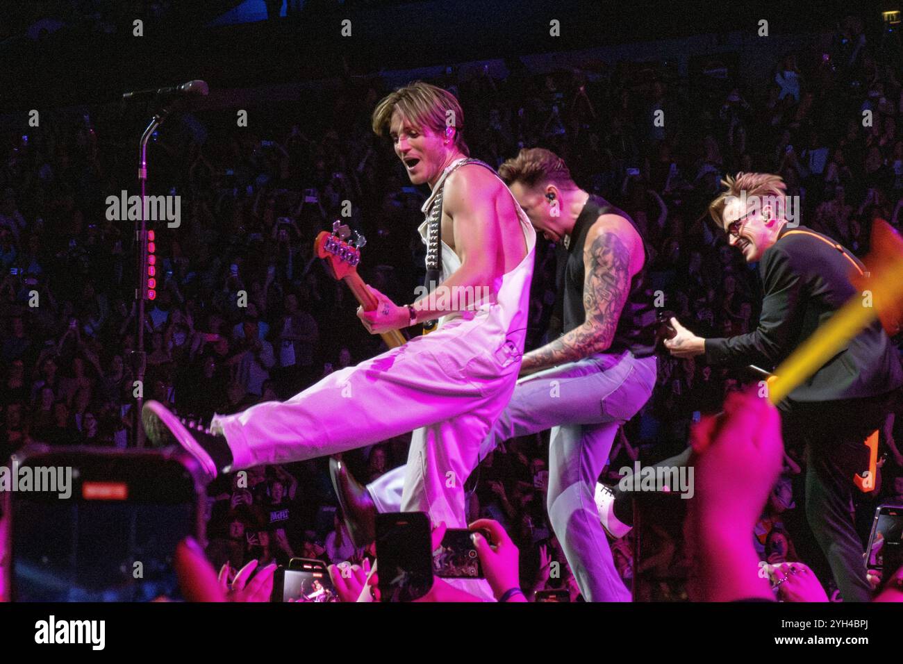 McFly tritt bei ihren 2. Ausverkauften 21. Geburtstags-Shows in der O2 Arena 2024 am 10/24 auf Stockfoto