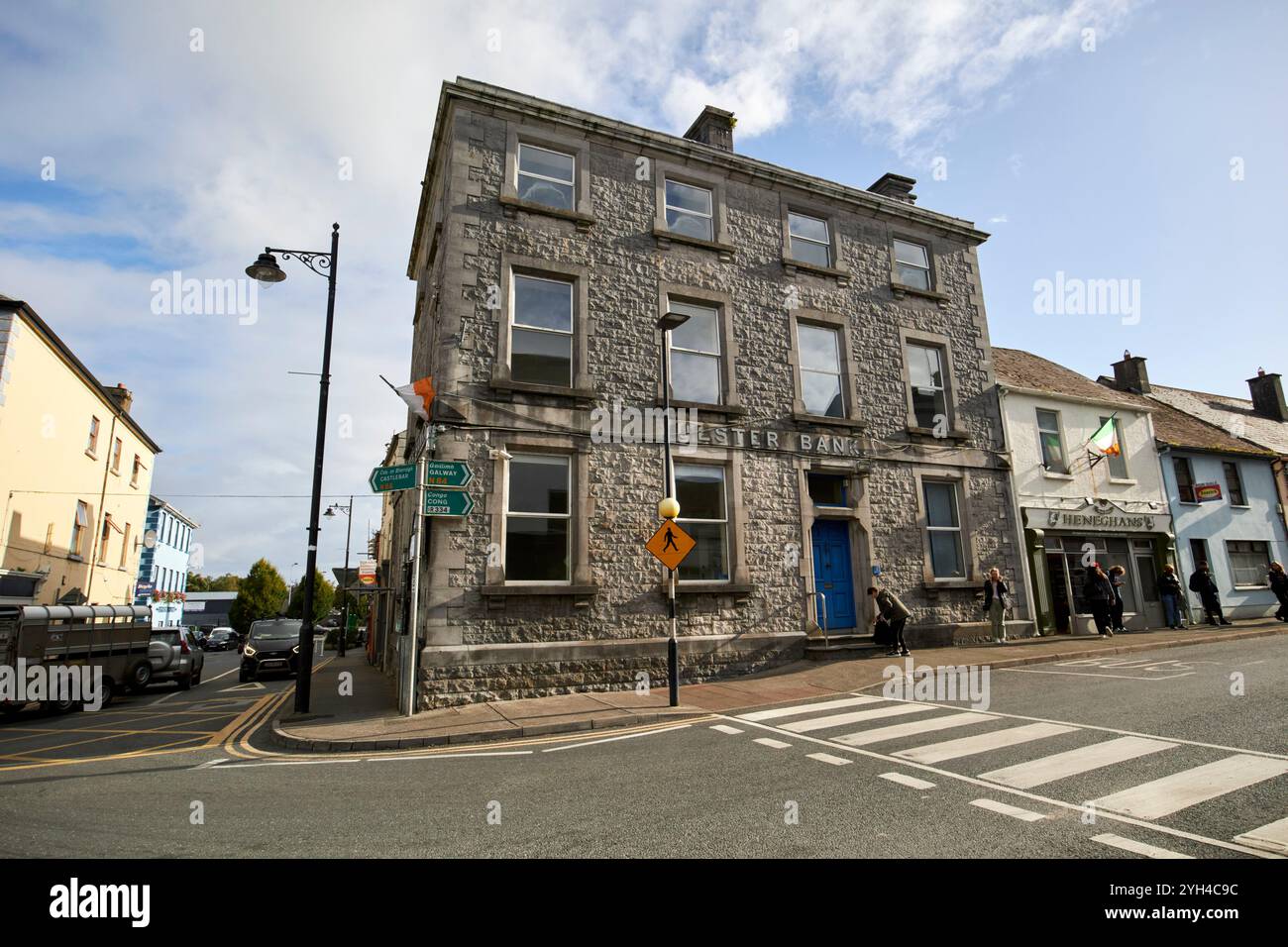 ulster Bank Gebäude an der Ecke glebe St und Abbey St Ballinrobe, County Mayo, republik irland Stockfoto