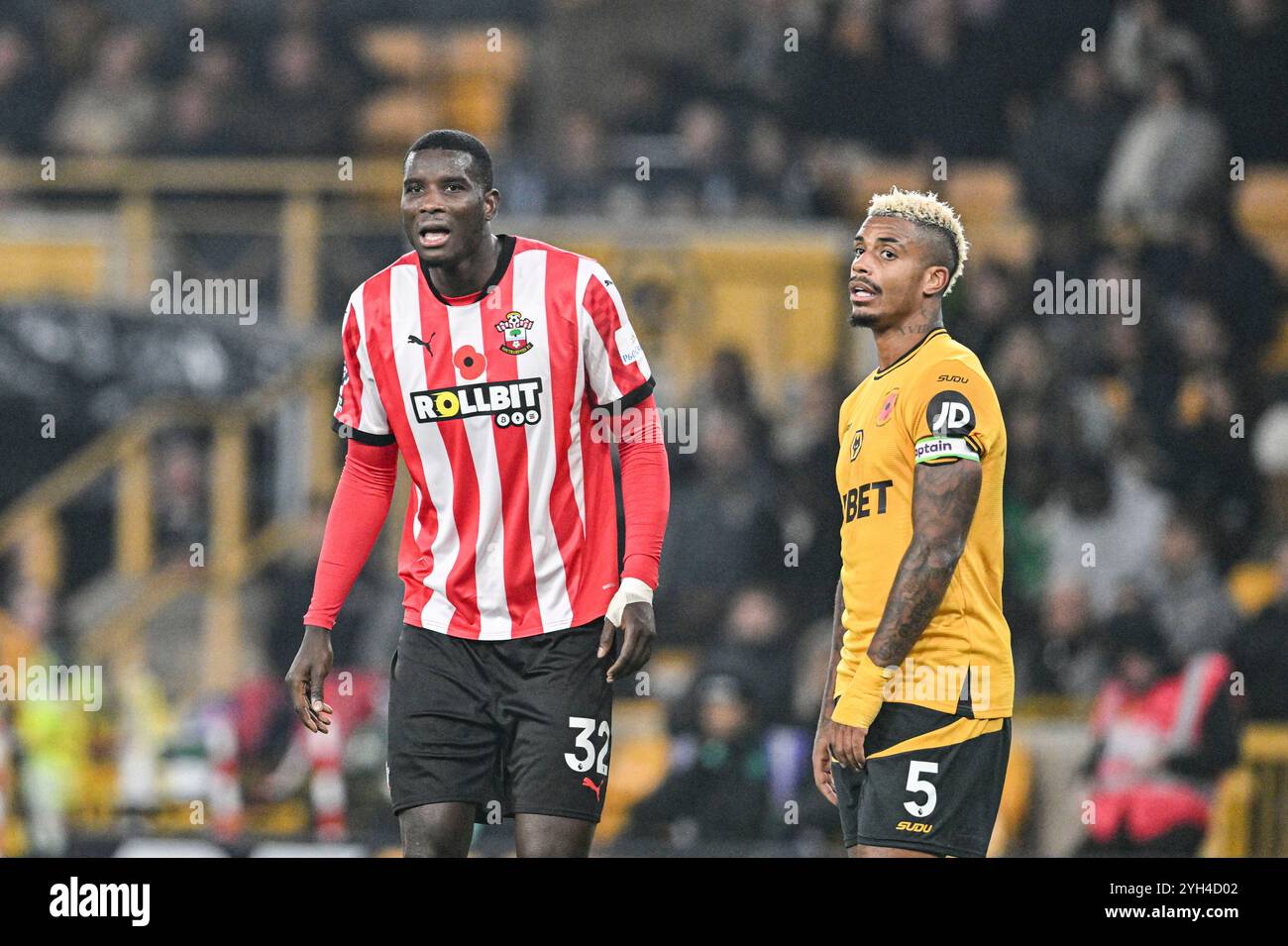 November 2024; Molineux Stadium, Wolverhampton, West Midlands, England; der Premier League Football, Wolverhampton Wanderers gegen Southampton; Paul Onuachu aus Southampton steht neben Mario Lemina aus Wolves Stockfoto