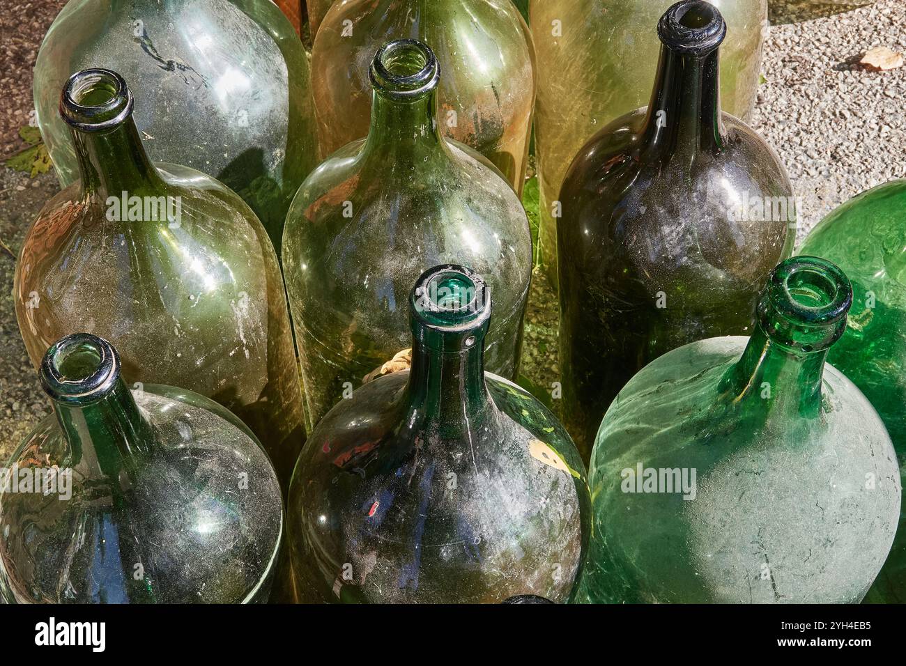 Trevi, Italien - 11 03 2024 - Alte mundgeblasene Glasdemijohnen zur Lagerung von Wein und Öl, verkauft auf einem Flohmarkt in Umbrien Stockfoto