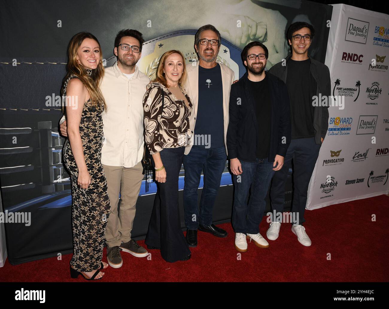 Hollywood FL, USA. November 2024. Alexandra Romano, Greg Romano, Anna Romano, Ray Romano, Matt Romano und Greg Romano besuchen die Premiere der Königin des Rings während des 39. Jährlichen Fort Lauderdale International Film Festivals, das am 8. November 2024 im Seminole Hard Rock Hotel & Casino in Hollywood, Florida stattfindet. Quelle: Mpi04/Media Punch/Alamy Live News Stockfoto