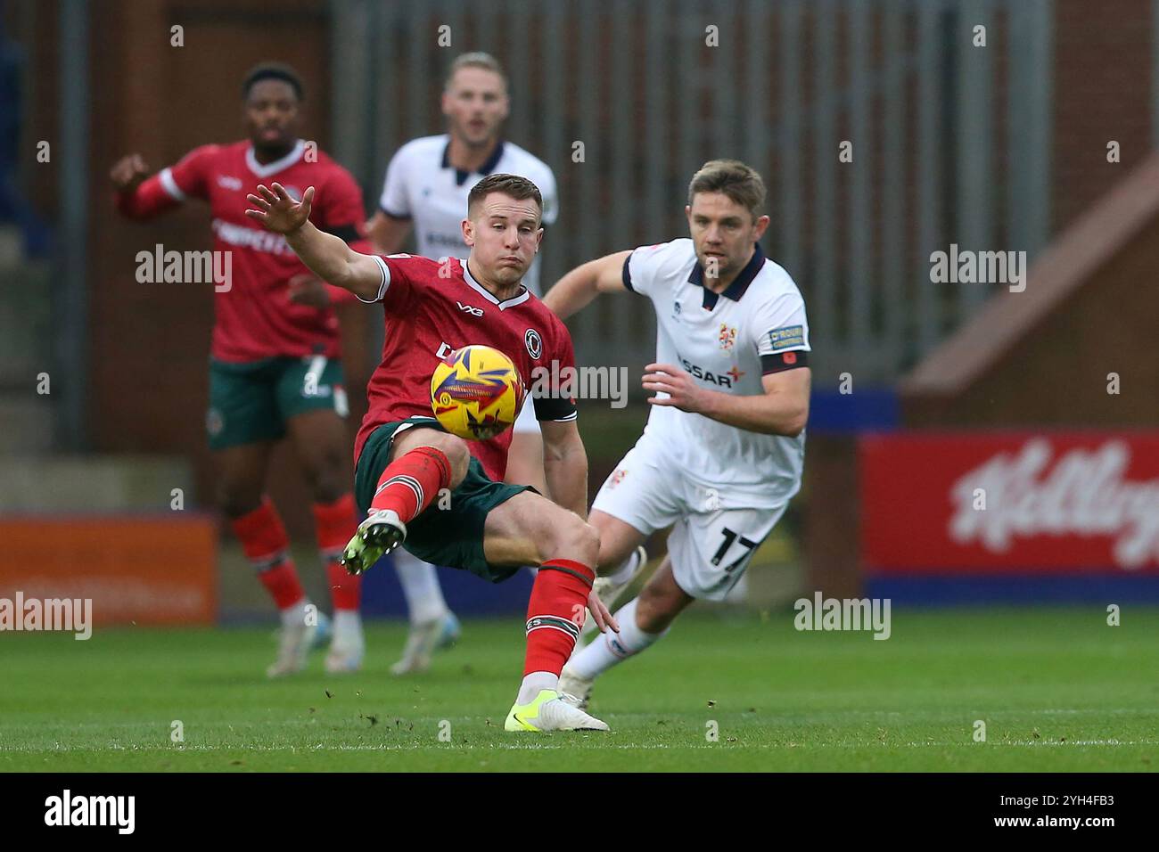 Birkenhead, Großbritannien. November 2024. Bryn Morris aus Newport County räumt den Ball unter Druck von Sam Finley von den Tranmere Rovers. EFL Skybet Football League Two Match, Tranmere Rovers gegen Newport County, Prenton Park, Birkenhead, Wirral am Samstag, den 9. November 2024. Dieses Bild darf nur für redaktionelle Zwecke verwendet werden. Nur redaktionelle Verwendung, .PIC von Chris Stading/ Credit: Andrew Orchard Sportfotografie/Alamy Live News Stockfoto