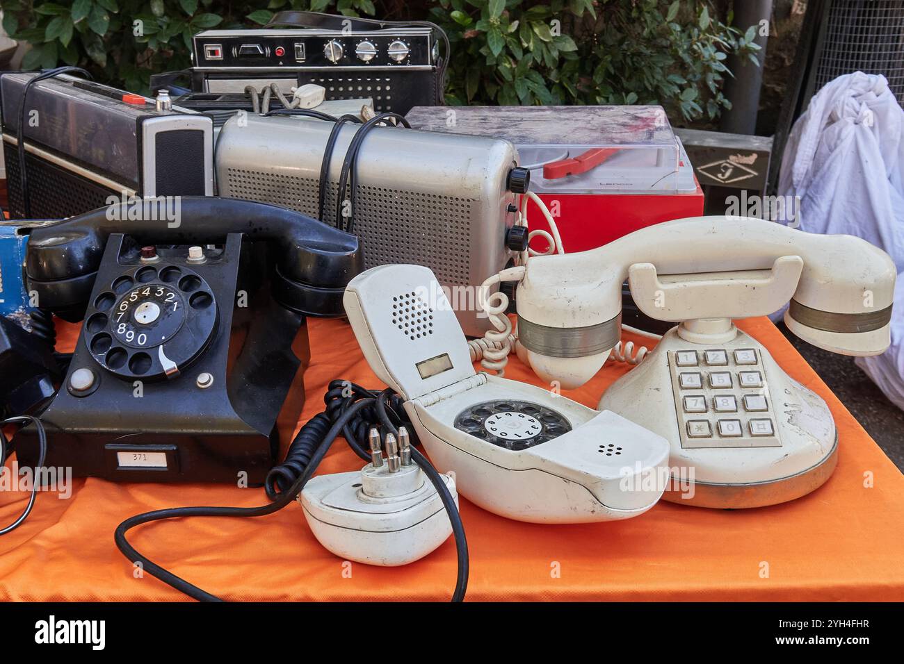 Trevi, Italien - 11 03 2024 - Vintage-Telefone, Clamshell-Telefon, schwarzes antikes Telefon, das auf einem Gebrauchtmarkt in Umbrien verkauft wird Stockfoto