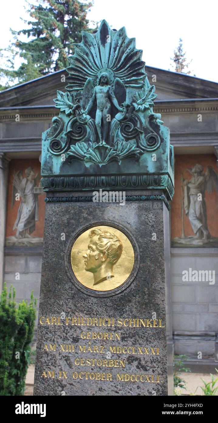 ...Hier ruht der große preußische Baumeister in Frieden - hinter seinem Grab erhebt sich das Mausoleum der Familie Hitzig... Friedhof Dorotheenstaedtischer Grab Carl Friedrich Schinkel *** der große preußische Architekt ruht hier in Ruhe hinter seinem Grab befindet sich das Mausoleum der Familie Hitzig Dorotheenstaedtischer Grab Friedhof Carl Friedrich Schinkel Stockfoto