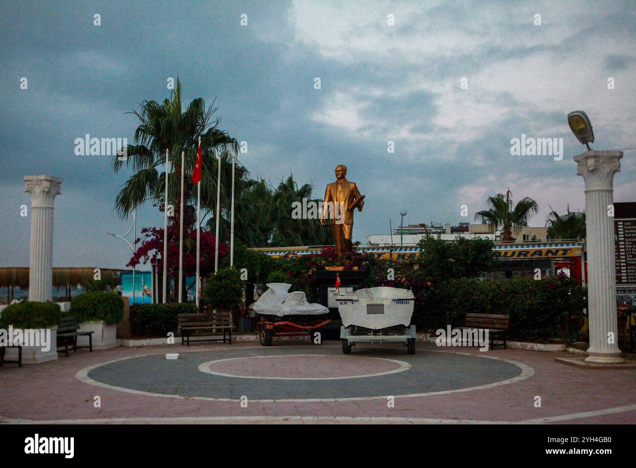 Kizkalesi, Provinz Mersin, Türkei. Die Stadt Kizkalesi am Mittelmeer im Süden der Türkei. Die Stadt Kizkalesi, die zum Bezirk Erdemli in der Provinz Mersin gehört, liegt zwischen dem Mittelmeer und dem Taurusgebirge. Es hat eine reiche Geschichte seit der Antike und hat seinen Namen von der alten Festung, die auf einer kleinen Insel in der Nähe der Stadt errichtet wurde. Es beherbergt eine Statue von Mustafa Kemal Atatürk, dem Gründer der Republik Türkei, eine Statue, die den muslimischen Mystiker und Philosophen Haji Bektash Veli darstellt, der eine wichtige Rolle in der kulturellen Einheit und im Zentrum spielte Stockfoto