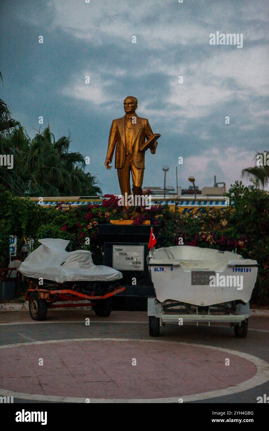 Kizkalesi, Provinz Mersin, Türkei. Die Stadt Kizkalesi am Mittelmeer im Süden der Türkei. Die Stadt Kizkalesi, die zum Bezirk Erdemli in der Provinz Mersin gehört, liegt zwischen dem Mittelmeer und dem Taurusgebirge. Es hat eine reiche Geschichte seit der Antike und hat seinen Namen von der alten Festung, die auf einer kleinen Insel in der Nähe der Stadt errichtet wurde. Es beherbergt eine Statue von Mustafa Kemal Atatürk, dem Gründer der Republik Türkei, eine Statue, die den muslimischen Mystiker und Philosophen Haji Bektash Veli darstellt, der eine wichtige Rolle in der kulturellen Einheit und im Zentrum spielte Stockfoto