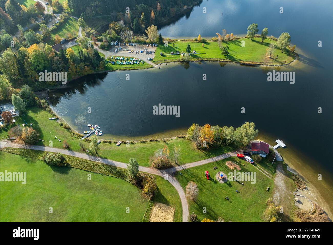 Sport- und Badebereich, Rottachsee, im Dorf Petersthal, Herbst, Luftsicht, Allgaeu, Bayern, Deutschland Stockfoto