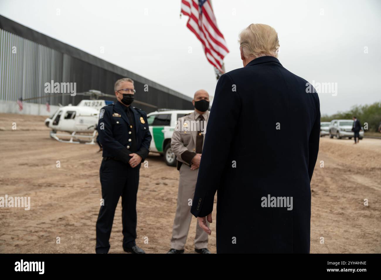 Alamo, Vereinigte Staaten von Amerika. 12. Januar 2021. US-Präsident Donald Trump spricht mit US Die Grenzpolizei von S bei der Ankunft, um die neu errichteten Mauern entlang der mexikanisch-amerikanischen Grenze zu besichtigen, am 12. Januar 2021 in der Nähe von Alamo, Texas. Der Bau der Grenzmauer kostet etwa 20 Millionen Dollar pro Meile. Quelle: Shealah Craighead/White House Photo/Alamy Live News Stockfoto