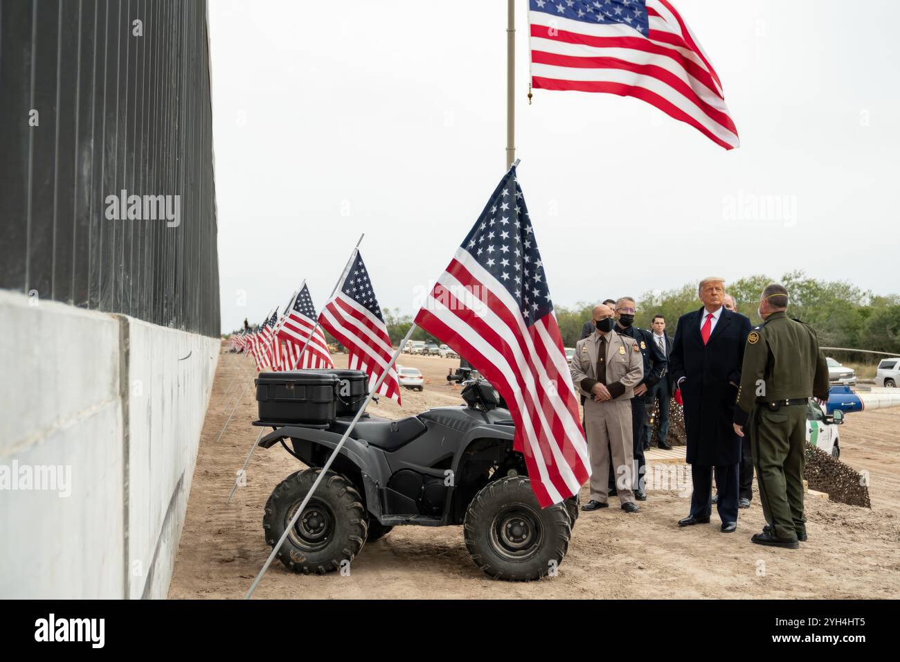 Alamo, Vereinigte Staaten von Amerika. 12. Januar 2021. US-Präsident Donald Trump spricht mit US US-Grenzpolizei während eines Besuchs der neu errichteten Mauern entlang der mexikanisch-amerikanischen Grenze am 12. Januar 2021 in der Nähe von Alamo, Texas. Der Bau der Grenzmauer kostet etwa 20 Millionen Dollar pro Meile. Quelle: Shealah Craighead/White House Photo/Alamy Live News Stockfoto