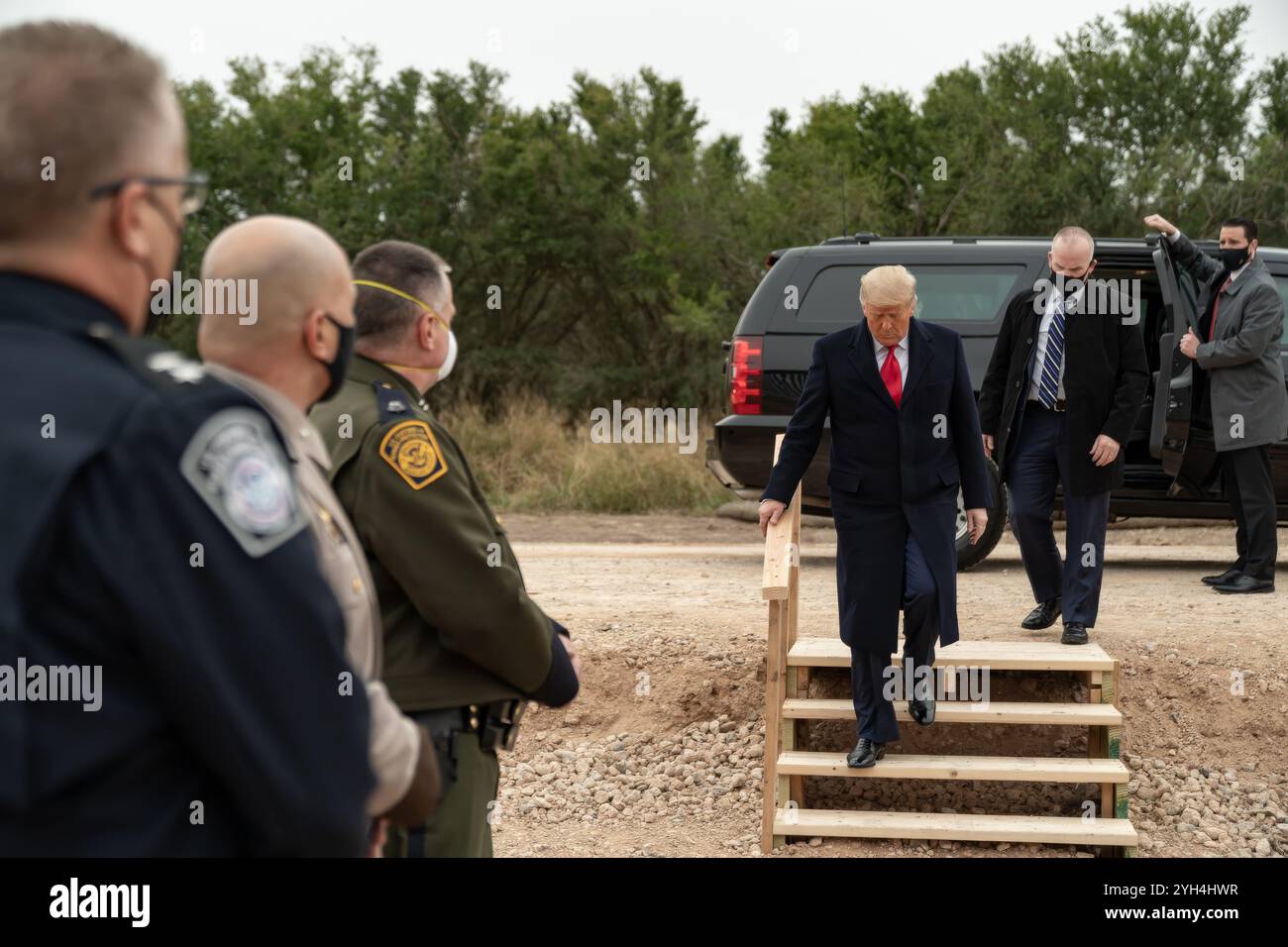 Alamo, Vereinigte Staaten von Amerika. 12. Januar 2021. US-Präsident Donald Trump trifft am 12. Januar 2021 in der Nähe von Alamo, Texas, ein, um die neu errichteten Mauern entlang der mexikanisch-amerikanischen Grenze zu besichtigen. Der Bau der Grenzmauer kostet etwa 20 Millionen Dollar pro Meile. Quelle: Shealah Craighead/White House Photo/Alamy Live News Stockfoto