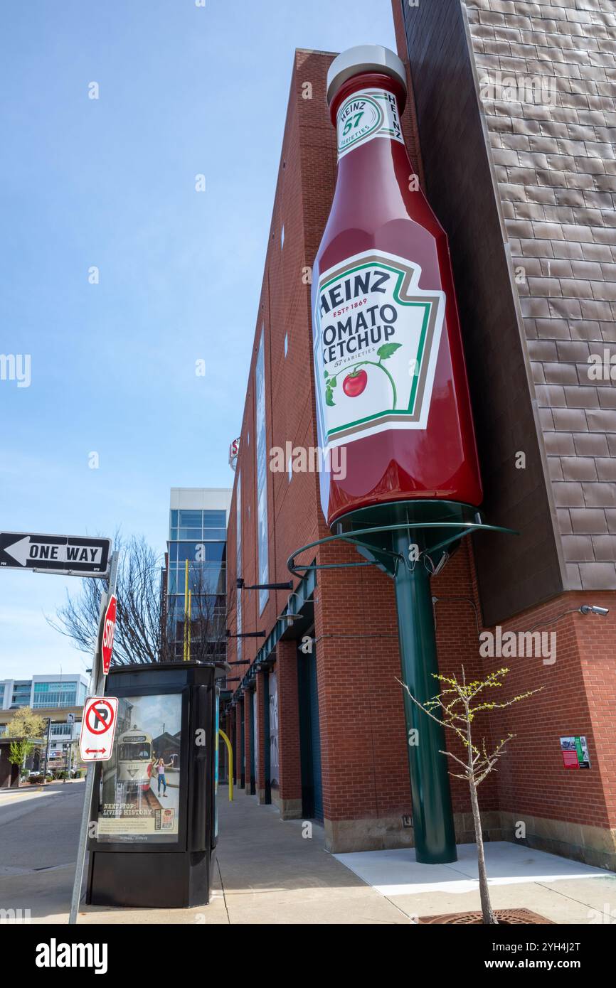 Die riesige Ketchup-Flasche Heinz Tomato vor dem Heinz History Museum in Pittsburgh, Pennsylvania, dient als Wahrzeichen und feiert den Hist Stockfoto
