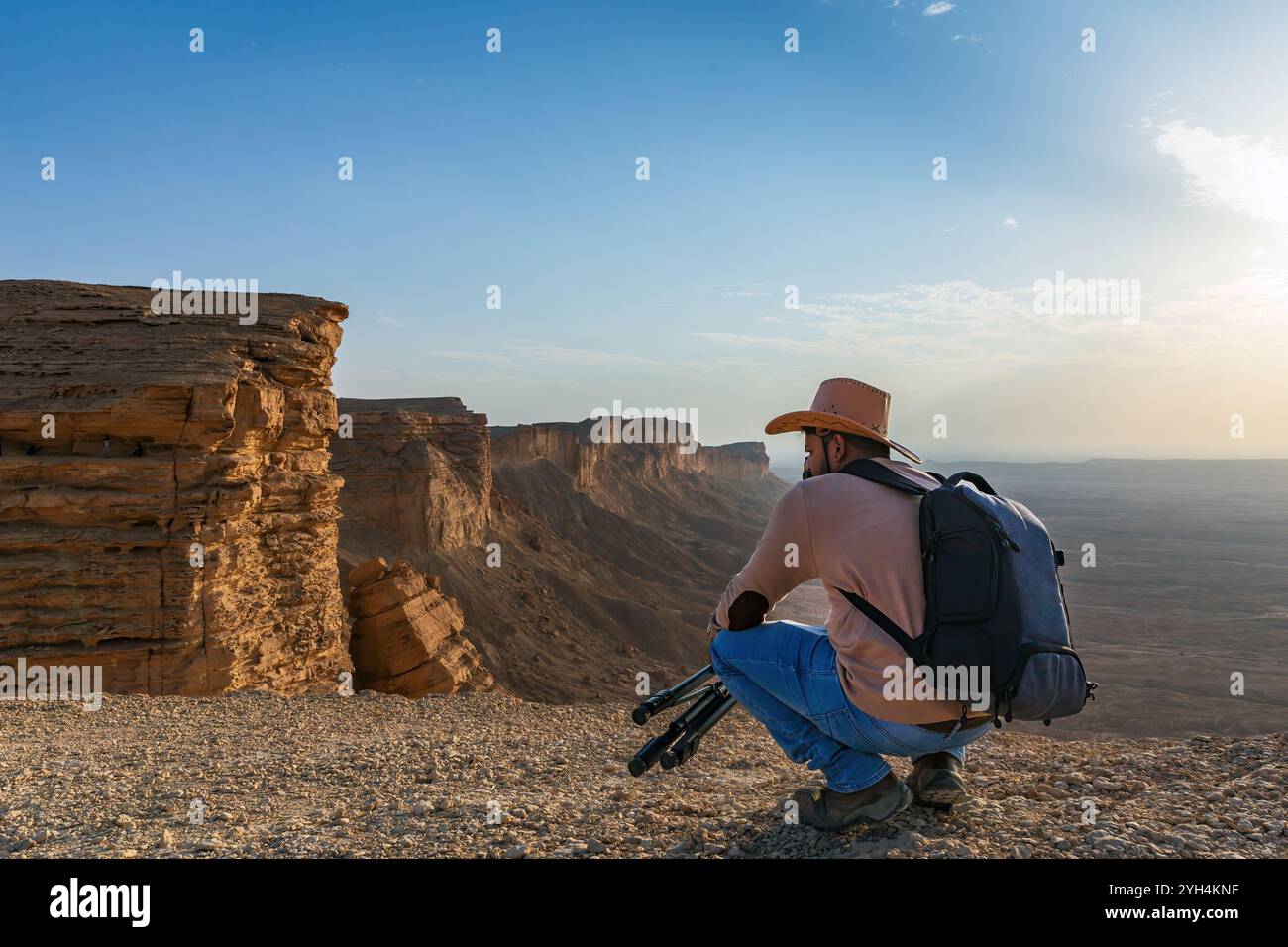 Ein Abenteuerfotograf in Edge of the World, einem natürlichen Wahrzeichen und beliebten Touristenziel in der Nähe von Riad-Saudi-Arabien.08-November-2019. Stockfoto