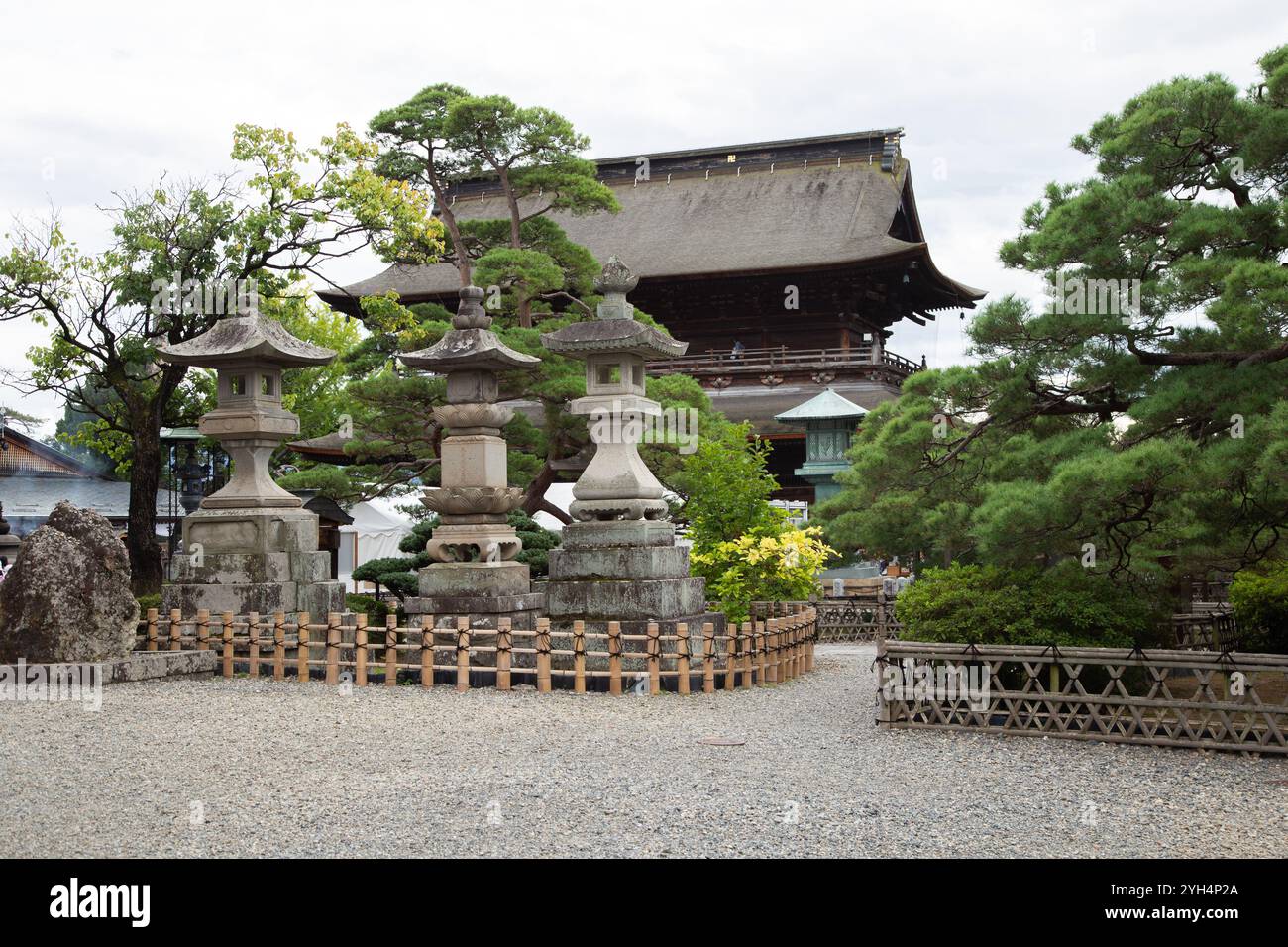 Die Haupthalle des Zenkoji-Tempels in Nagano mit Steinlaternen davor. Stockfoto