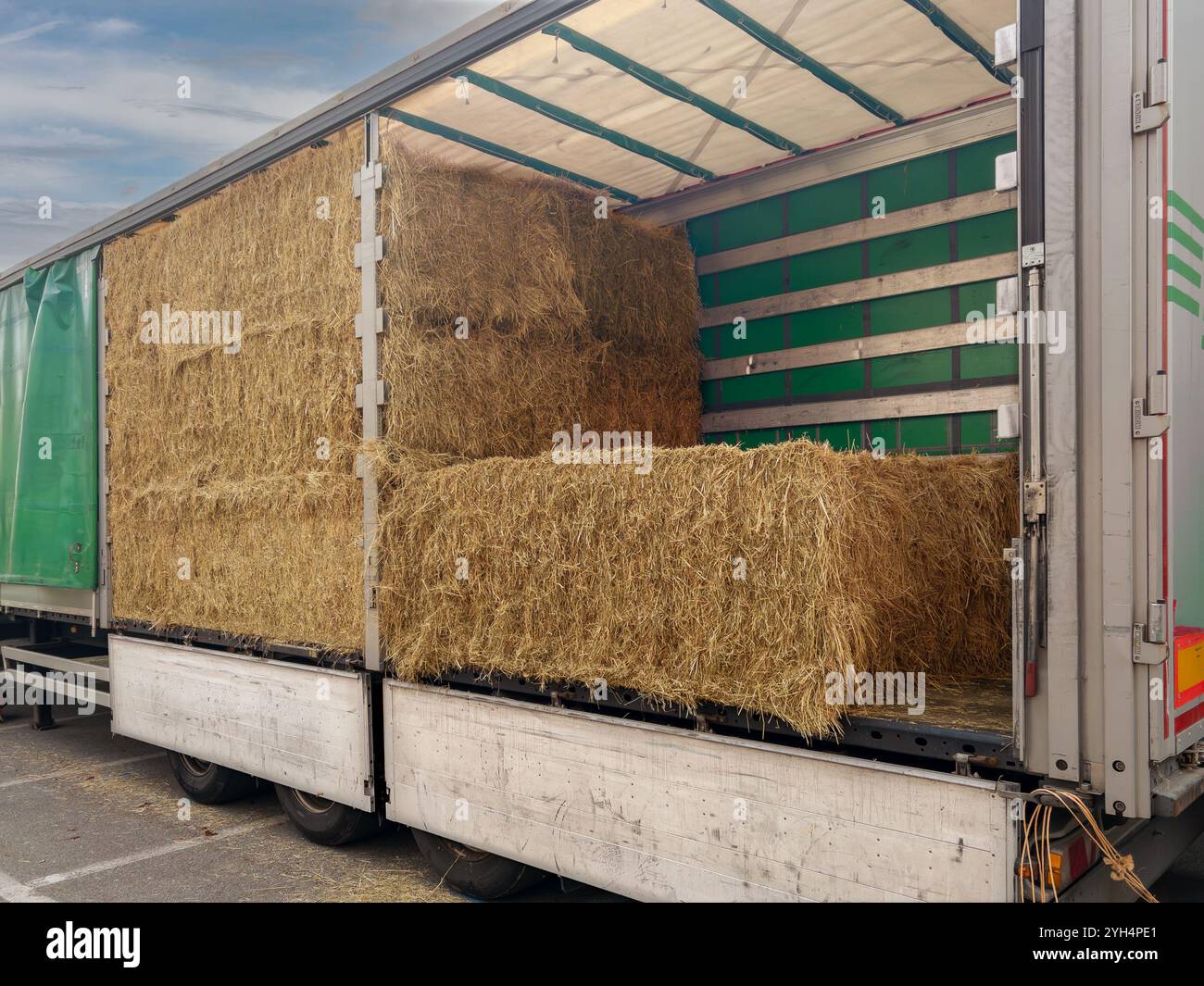 Große Heu- oder Strohballen auf einem Lkw Stockfoto