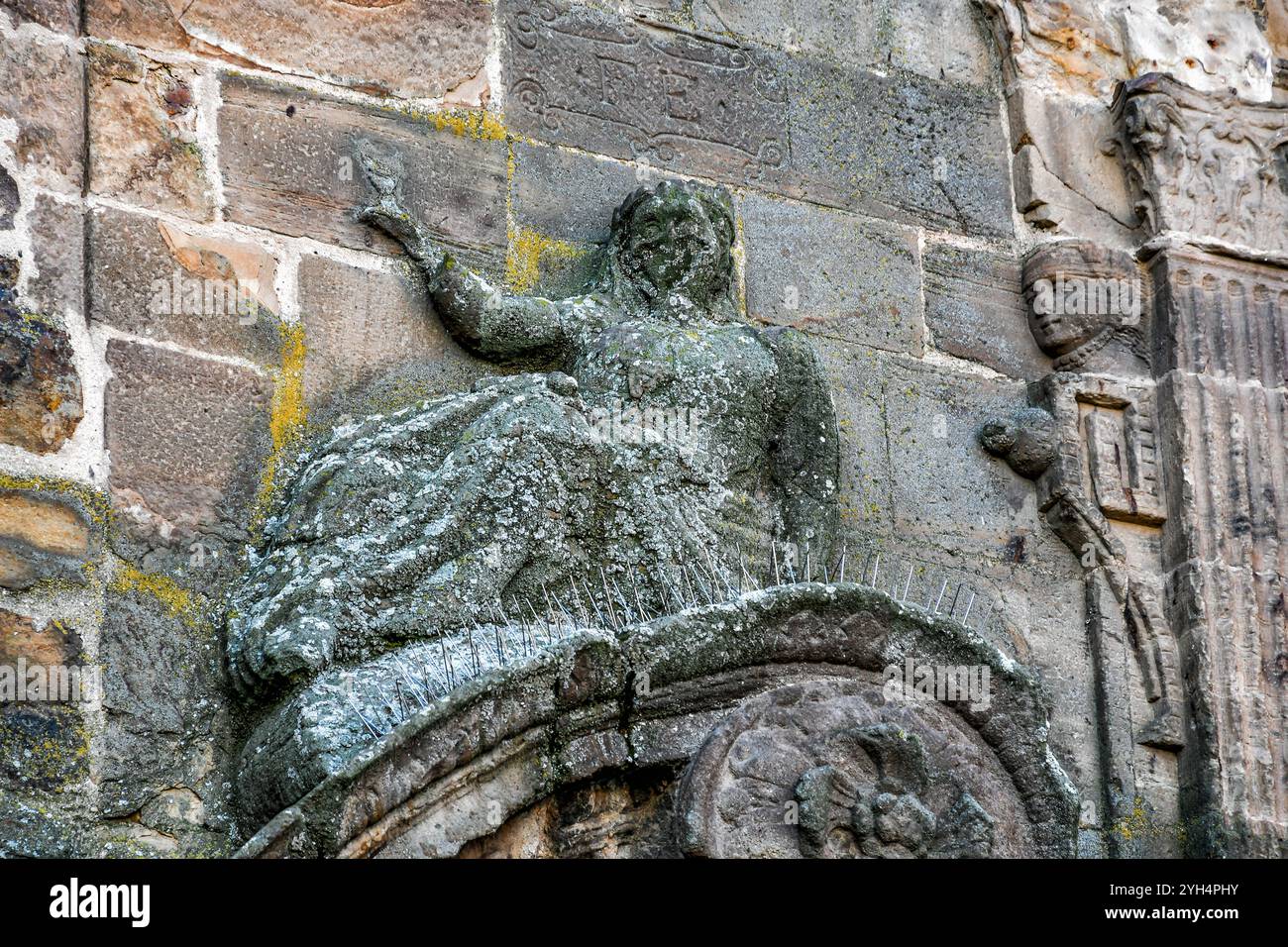 Historische Denkmäler, die eine spirituelle Vision bieten. Die theologische Tugend des Glaubens an die Kirche der Himmelfahrt in Puertollano Stockfoto