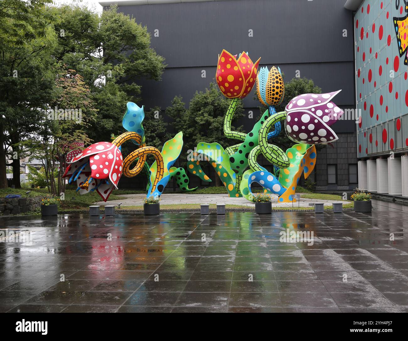 Visionary Flowers, 2002 von Yayoi Kusama, wird draußen im Matsumoto City Museum of Art in Nagano Japan gezeigt Stockfoto