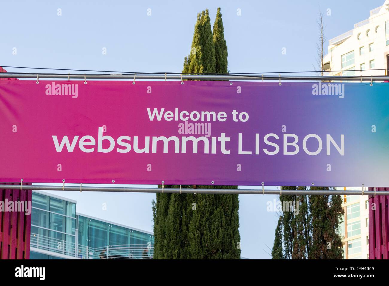 Lebendiges Banner, das die Teilnehmer des Web Summit in lissabon, einer großen Technologiekonferenz, begrüßt Stockfoto