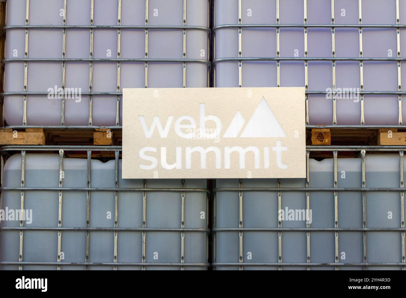 Das Logo des Webgipfels auf den industriellen Wassertanks markiert den Treffpunkt der Technologiewelt in lissabon im november 2024 Stockfoto