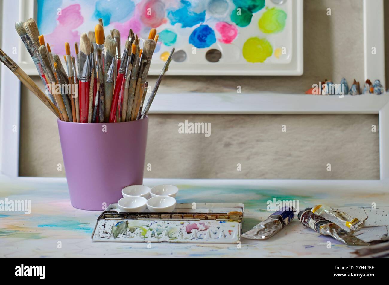Malstudio mit Pinseltopf und Palette Stockfoto