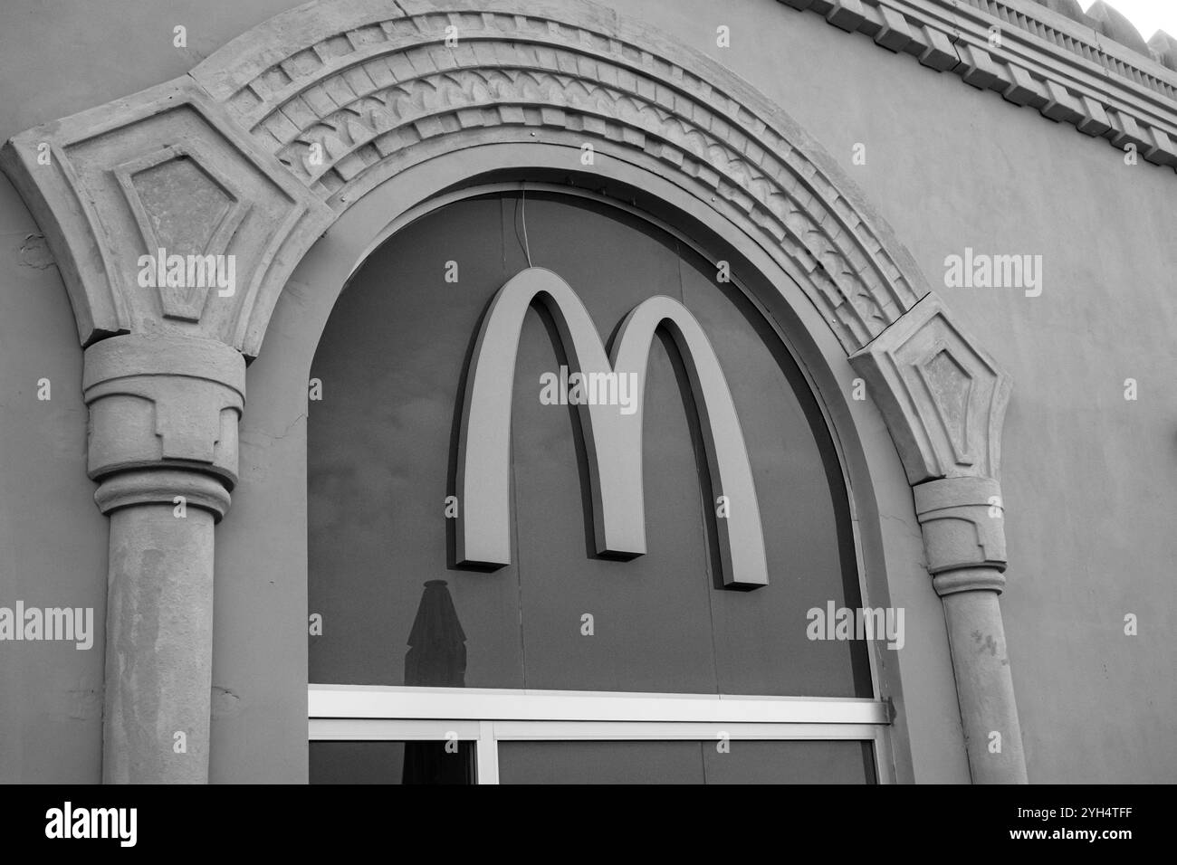 Eilat, Israel, 10. Mai 2024: McDonald's beliebtes Logo mit goldenen Bögen im Jumbo-Einzelhandel Eilat, Israel, in Kings City, altes biblisches Thema Stockfoto