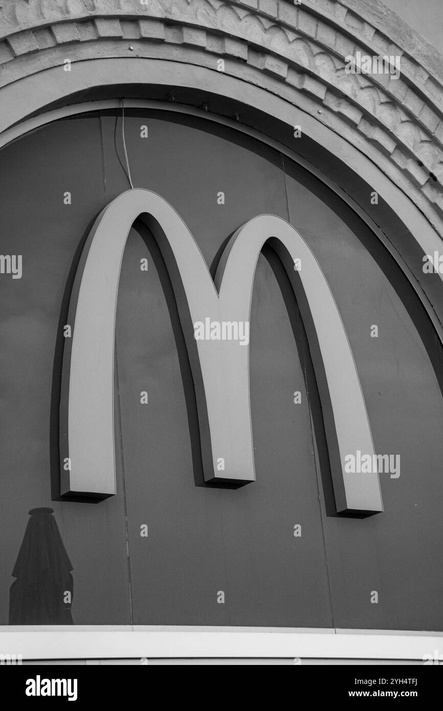 Eilat, Israel, 10. Mai 2024: McDonald's beliebtes Logo mit goldenen Bögen im Jumbo-Einzelhandel Eilat, Israel, in Kings City, altes biblisches Thema Stockfoto