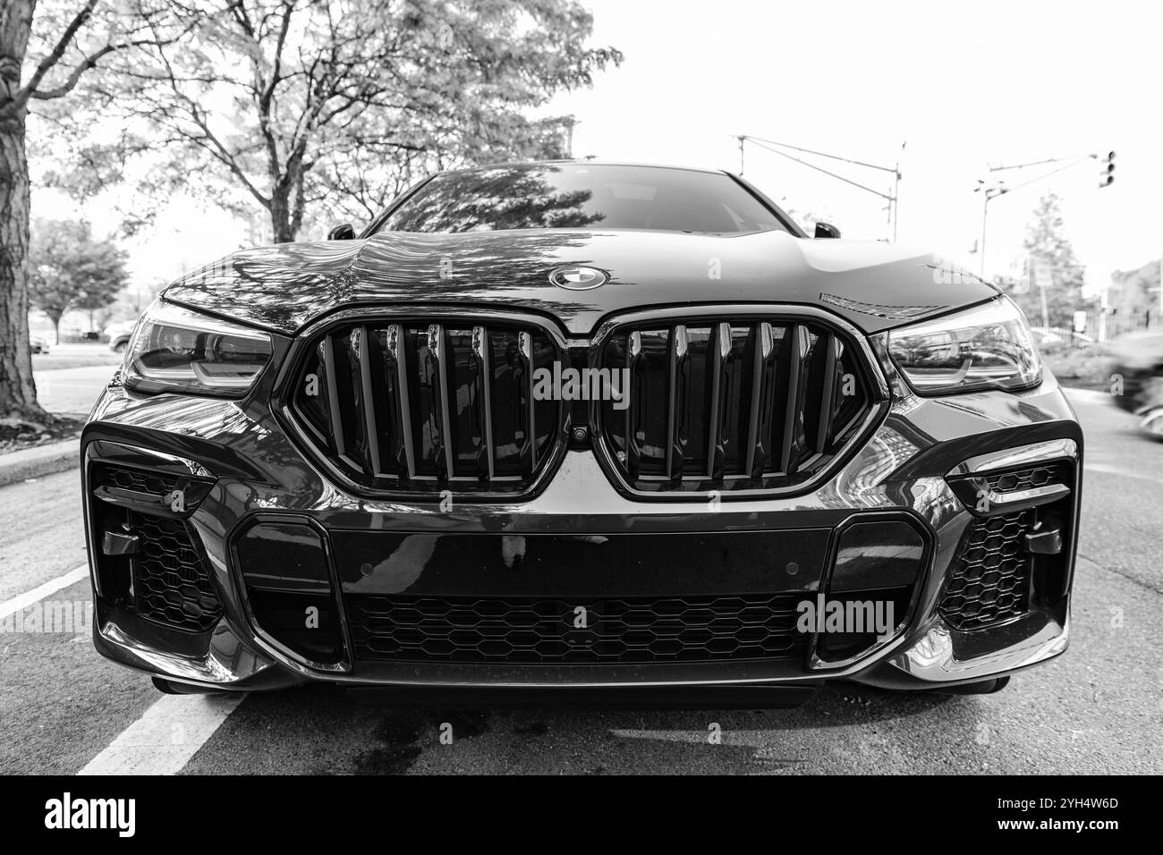 New York City, USA - 10. Mai 2023: 2020 BMW X6 M Competition suv Car Red, Low View. Stockfoto