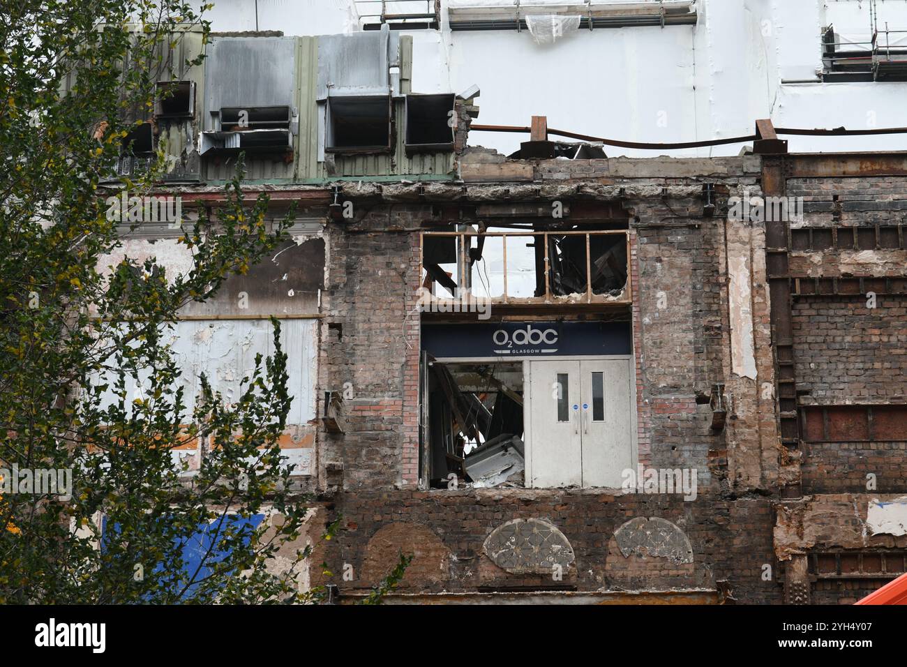 Die Innentür des O2 ABC wird beim Abriss des Gebäudes sichtbar. November 2024 Stockfoto