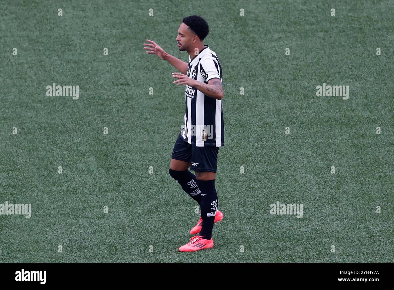 Rio de Janeiro, Brasilien. November 2024. Vitinho von Botafogo betet vor dem Spiel zwischen Botafogo und Cuiaba für die brasilianische Serie A 2024 im Nilton Santos Stadium in Rio de Janeiro am 9. November 2024. Foto: Satiro Sodré/DiaEsportivo/Alamy Live News Credit: DiaEsportivo/Alamy Live News Stockfoto