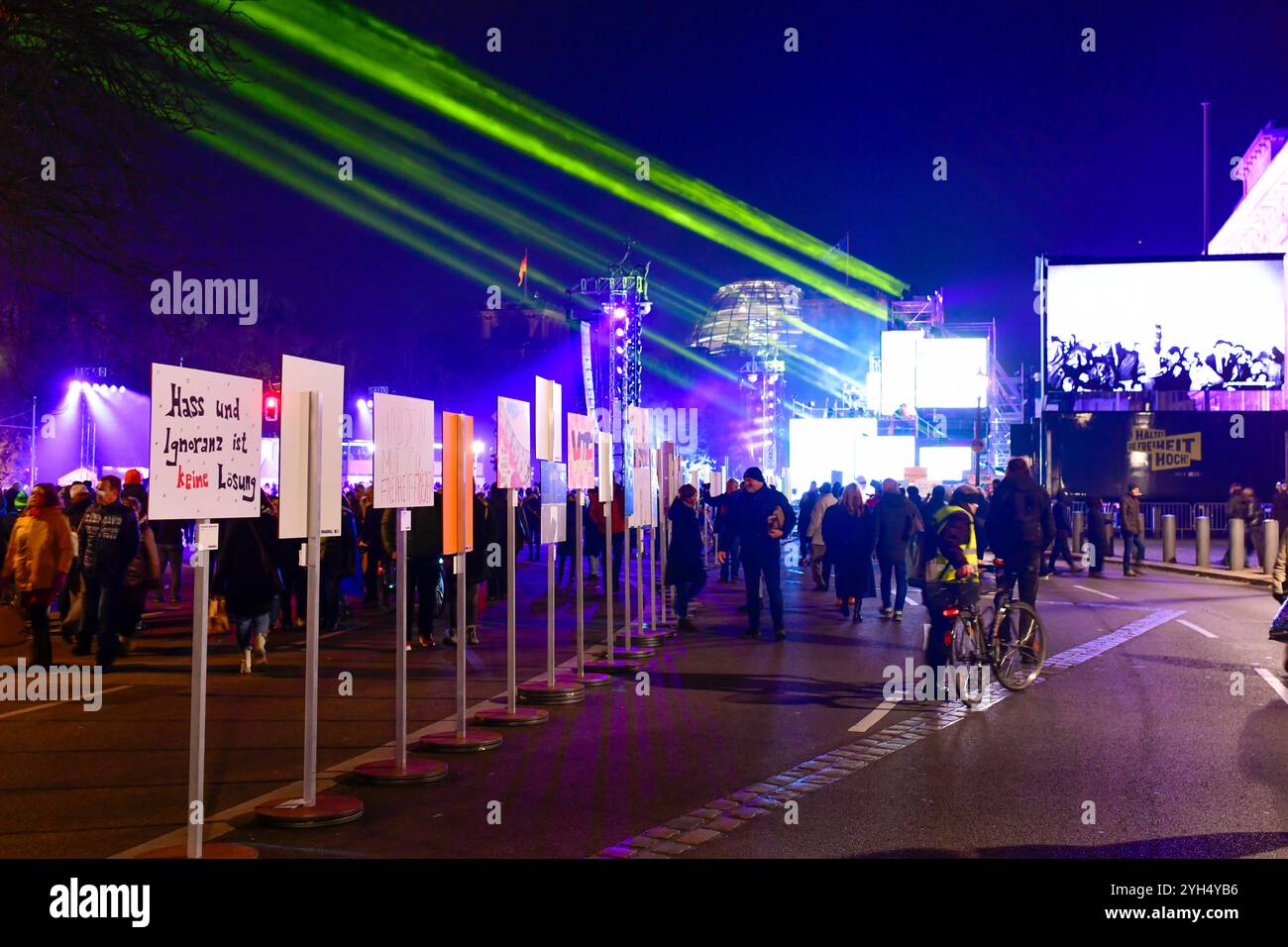 35 Jahre Mauerfall Menschen laufen am 9. November 2024 auf dem ehemaligen Mauerstreifen an der Installation Haltet die Freiheit hoch vorbei, die zwischen Invalidenstraße und Axel Springer Straße an den Fall der Berliner Mauer am 9. November 1989 erinnert. Berlin Berlin Deutschland  JK12477 Stockfoto