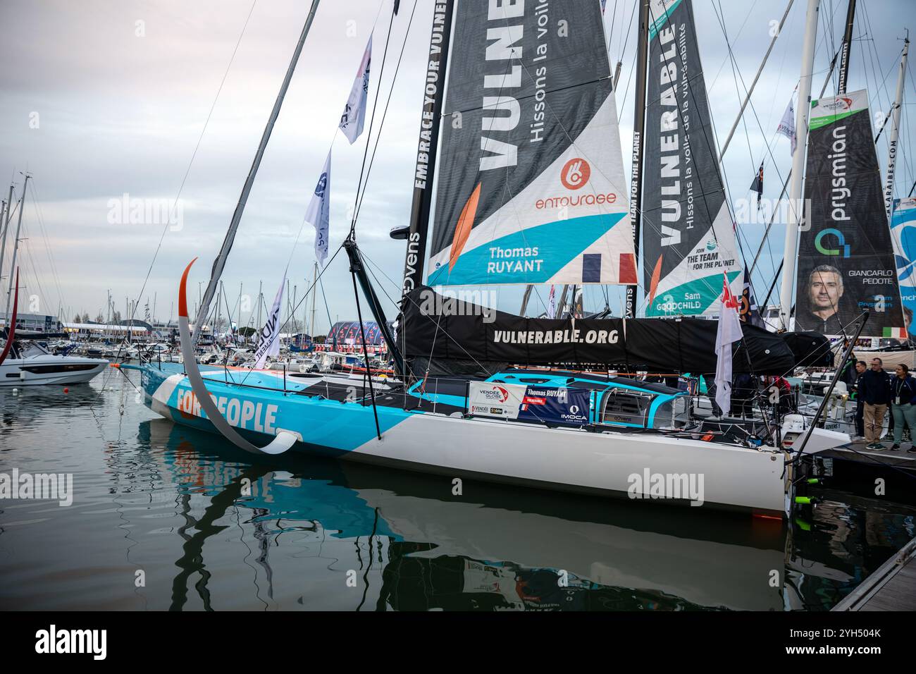 Thomas Ruyant Boat (verwundbar) auf dem Vendee Globe 2024 Ponton am 8. November 2024. In Les Sables d'Olonne, Frankreich. Stockfoto