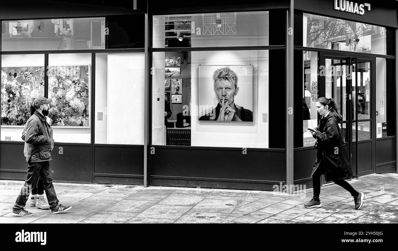 Schaufenster mit einem Bild von David Bowie, der jedem sagt, er solle still sein Stockfoto
