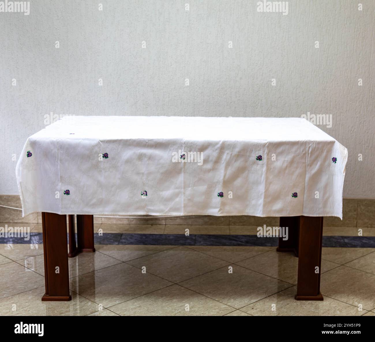 Minimalistischer Luxustisch mit weißer Tischdecke und speziellem Hintergrund Stockfoto