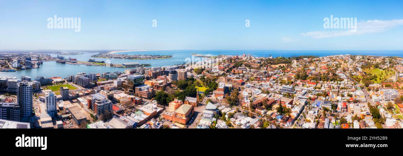 Breites Luftpanorama von Newcastle City in Australien Pazifikküste Hunter River Delta. Stockfoto