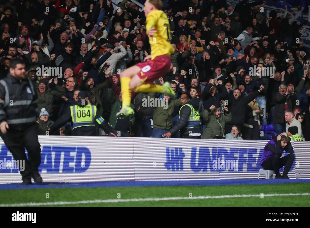 Birmingham, Großbritannien. November 2024. Mitch Pinnock von Northampton Town springt vor Freude vor seinen Anhängern aus Northampton, nachdem er in der EFL League One Birmingham City gegen Northampton Town ein spätes Ausgleichstreffer erzielt hatte Stockfoto