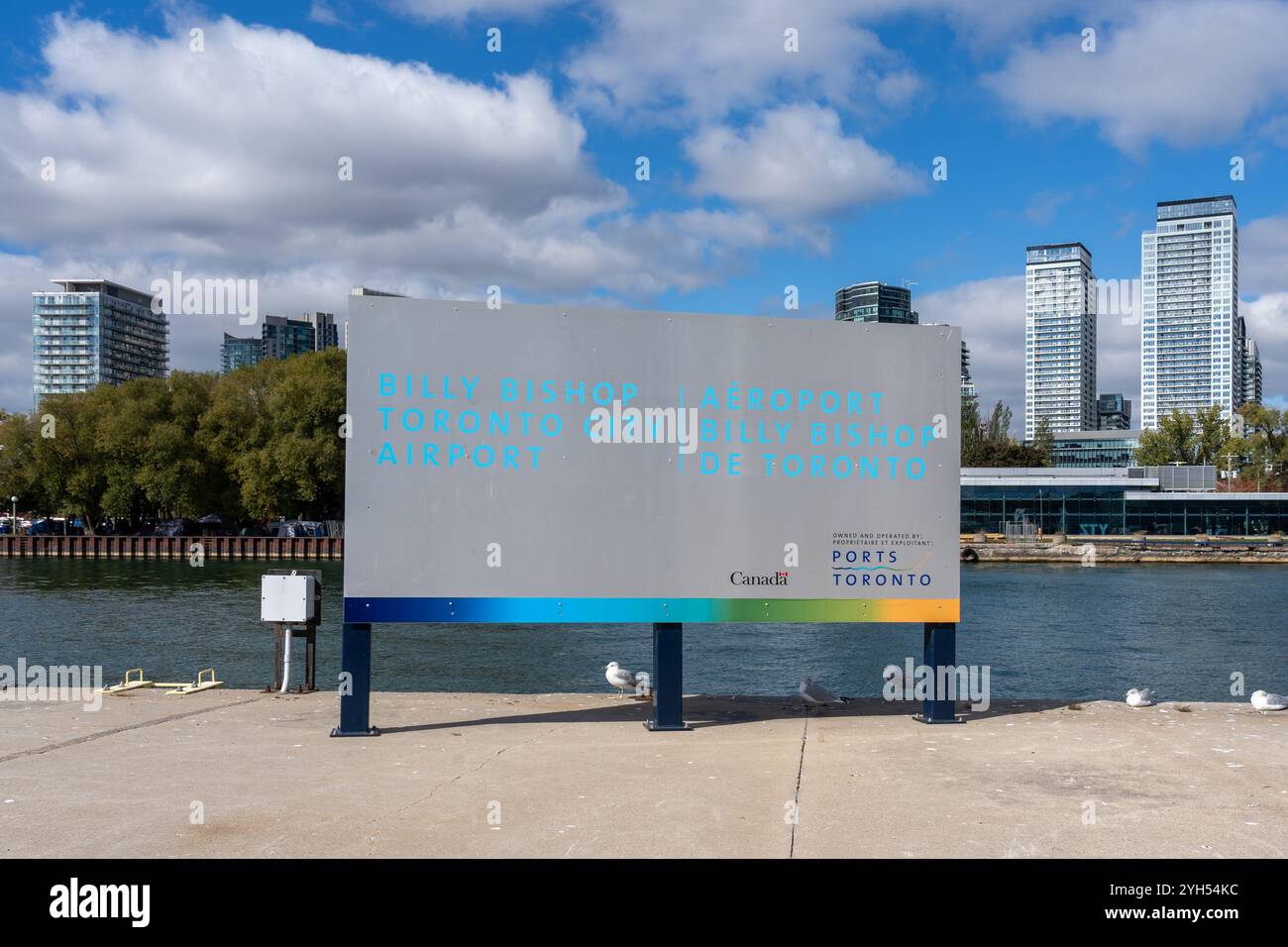 Schilder des Billy Bishop Toronto City Airport mit Skyline auf den Toronto Islands in Toronto, Ontario, Kanada. Stockfoto