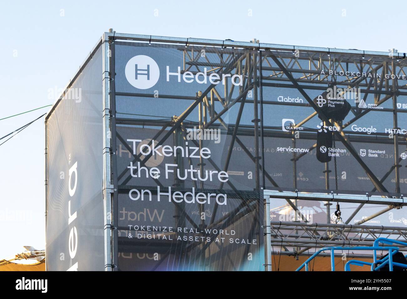 Großer Stand von hedera, der die Tokenisierung von realen und digitalen Ressourcen auf dem Webgipfel in lissabon im november 2024 fördert Stockfoto