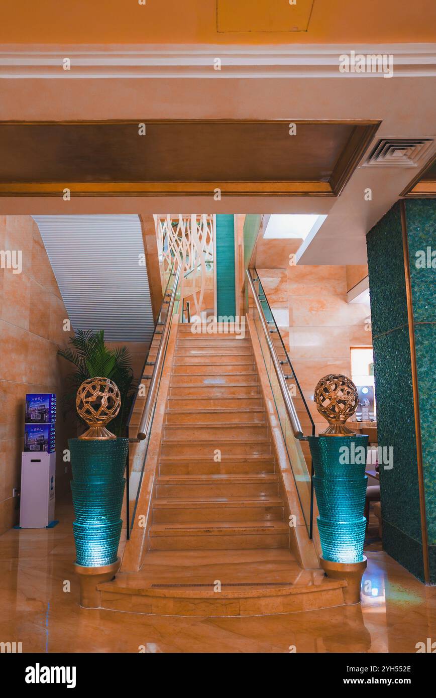 Elegantes Interieur mit großer Treppe und Marmorakzenten in Shanghai Stockfoto