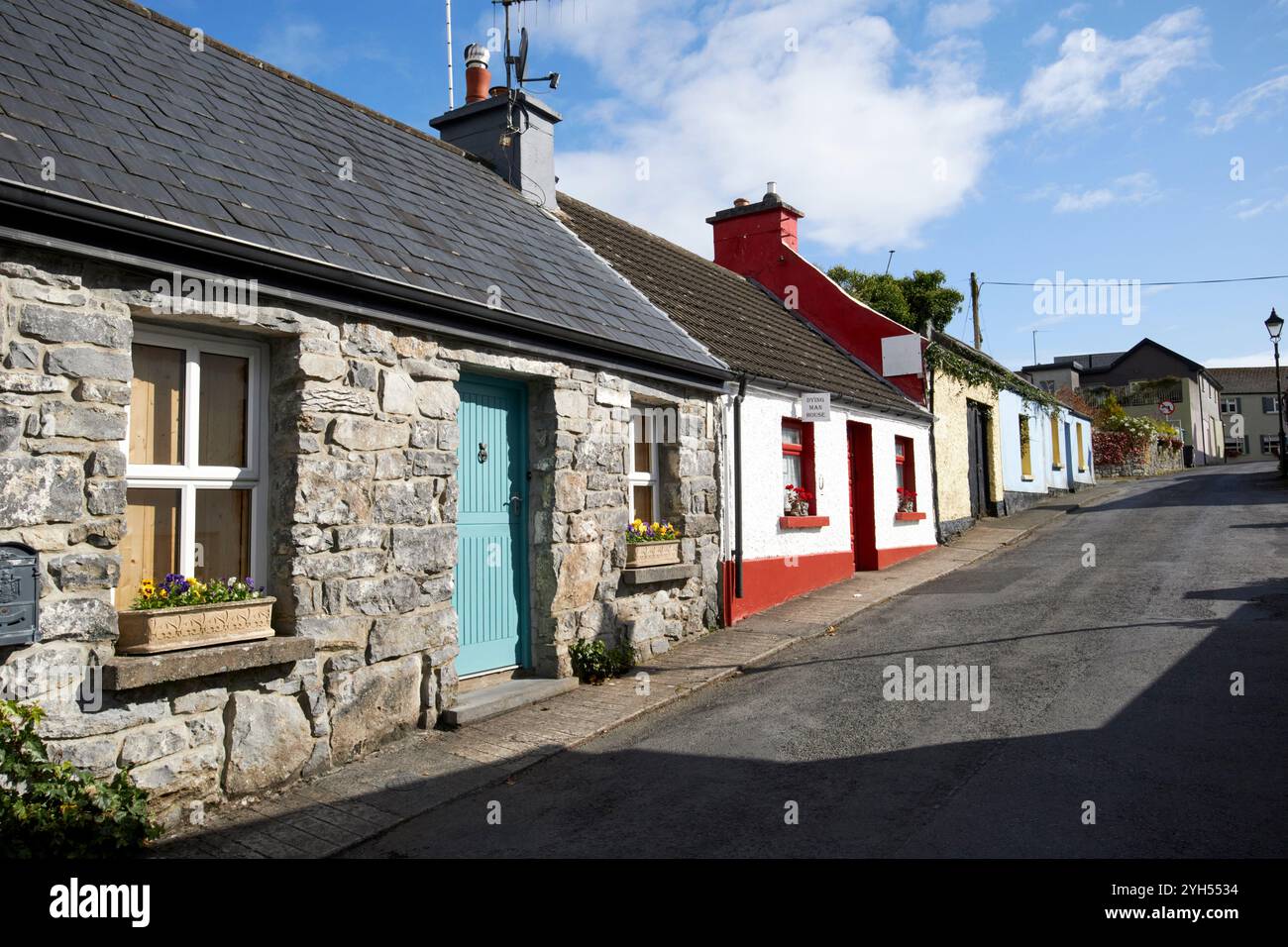 Eine Reihe alter Steinhäuser, darunter das Haus der Sterbenden, die als Drehort für den Film The Quiet man cong, County Mayo, republik irland genutzt wurden Stockfoto