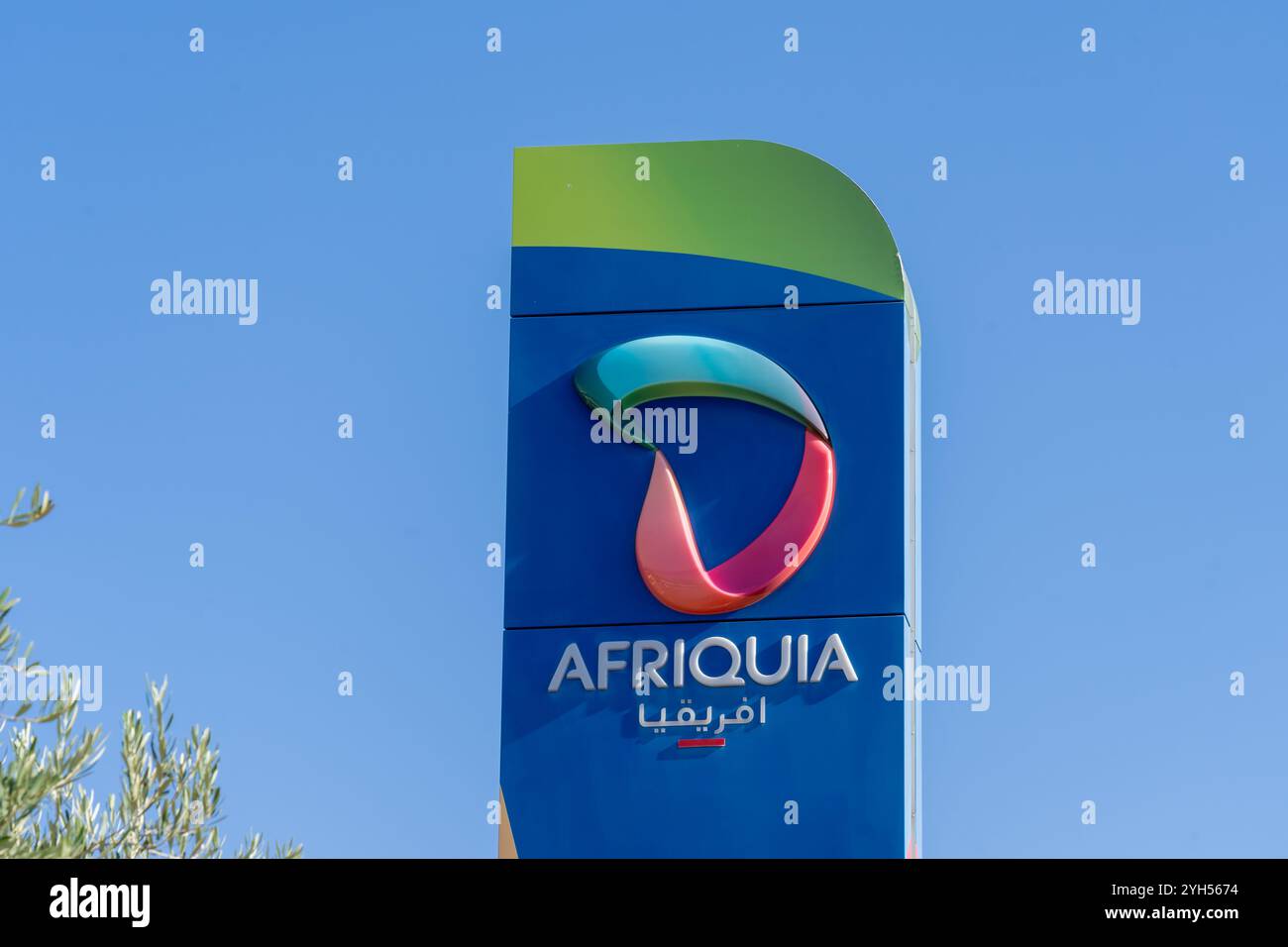 Nahaufnahme des Afriquia-Logozeichens an einer Tankstelle in Marokko, Afrika. Stockfoto