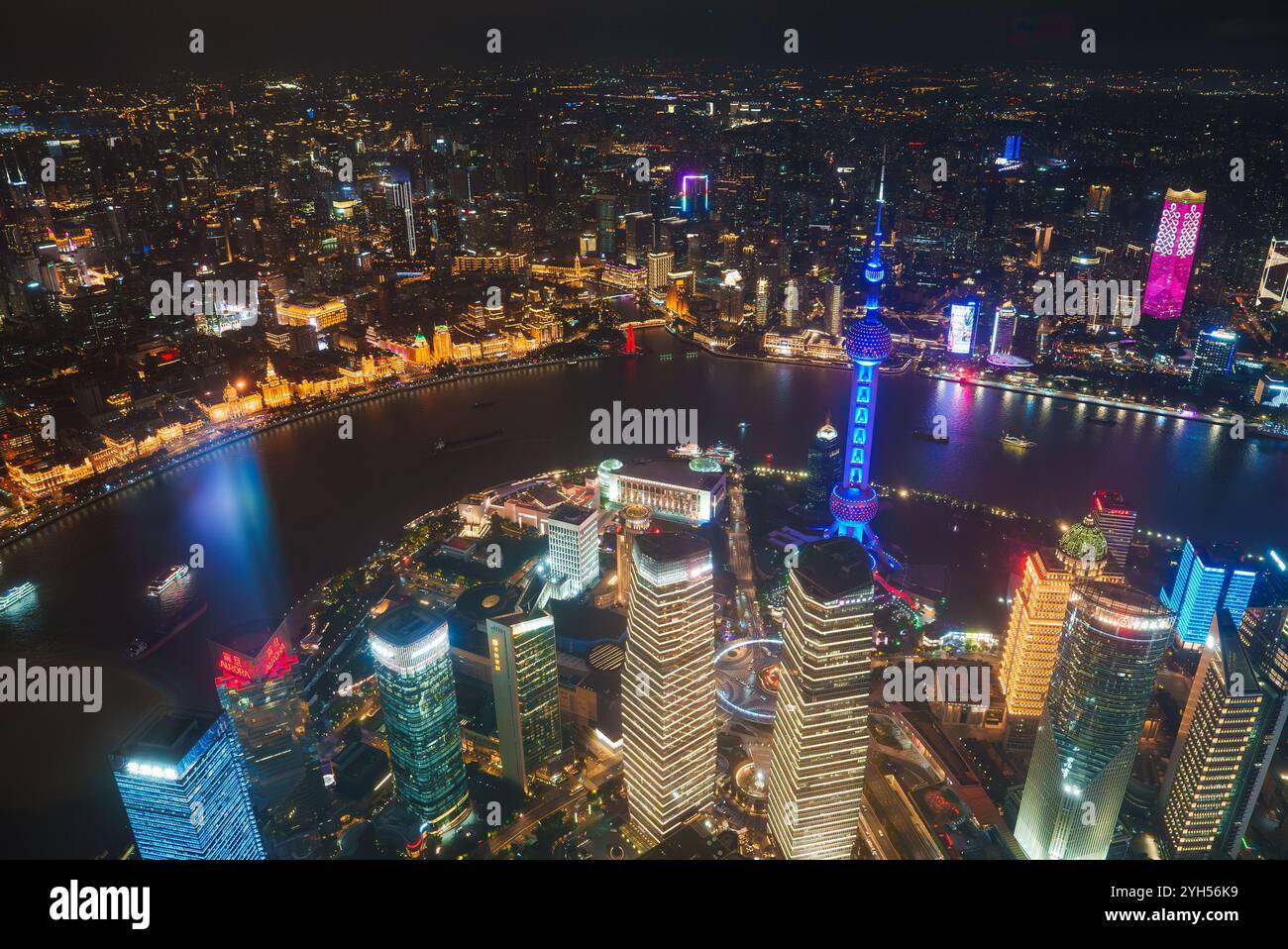 Nächtlicher Blick auf die Skyline von Shanghai mit orientalischem Perlturm Stockfoto