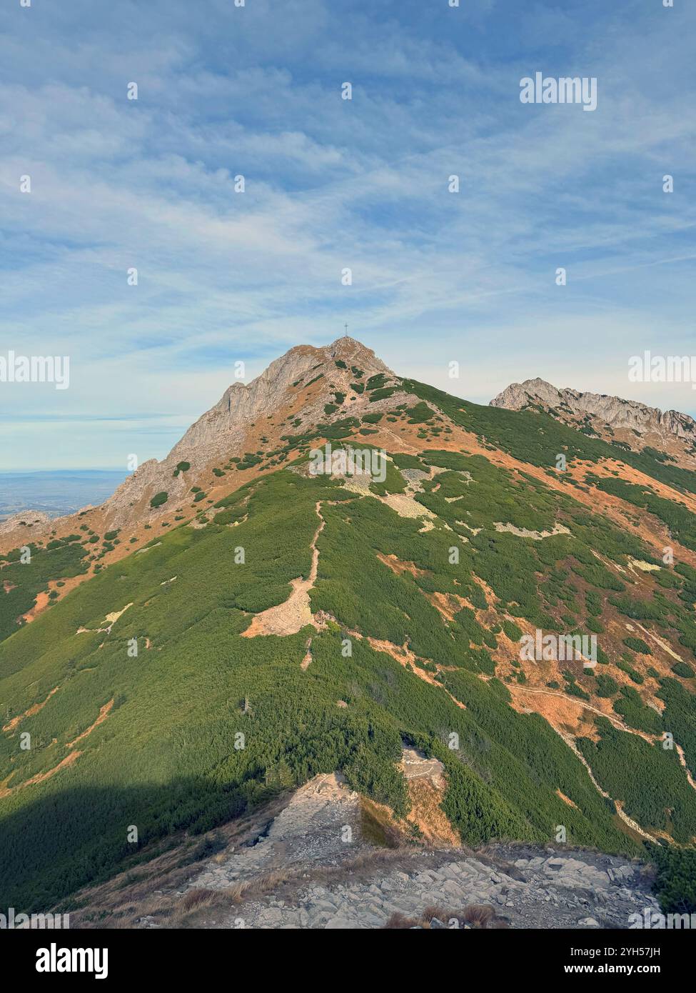 Berg Giewont mit einem Kreuz auf seinem Gipfel, Tatra, Polen, ein berühmtes und verehrtes Bergzeichen Stockfoto