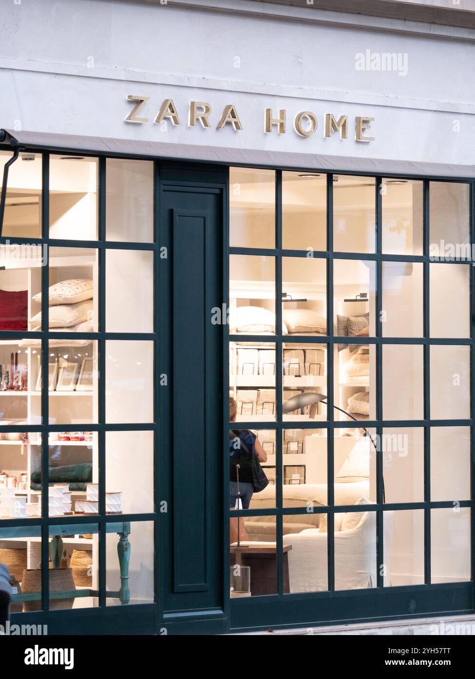 Palma de Mallorca, Spanien; 28. Oktober 2024: Zara Home Decor Shop elegante Ladenfront in Palma de Mallorca City Stockfoto