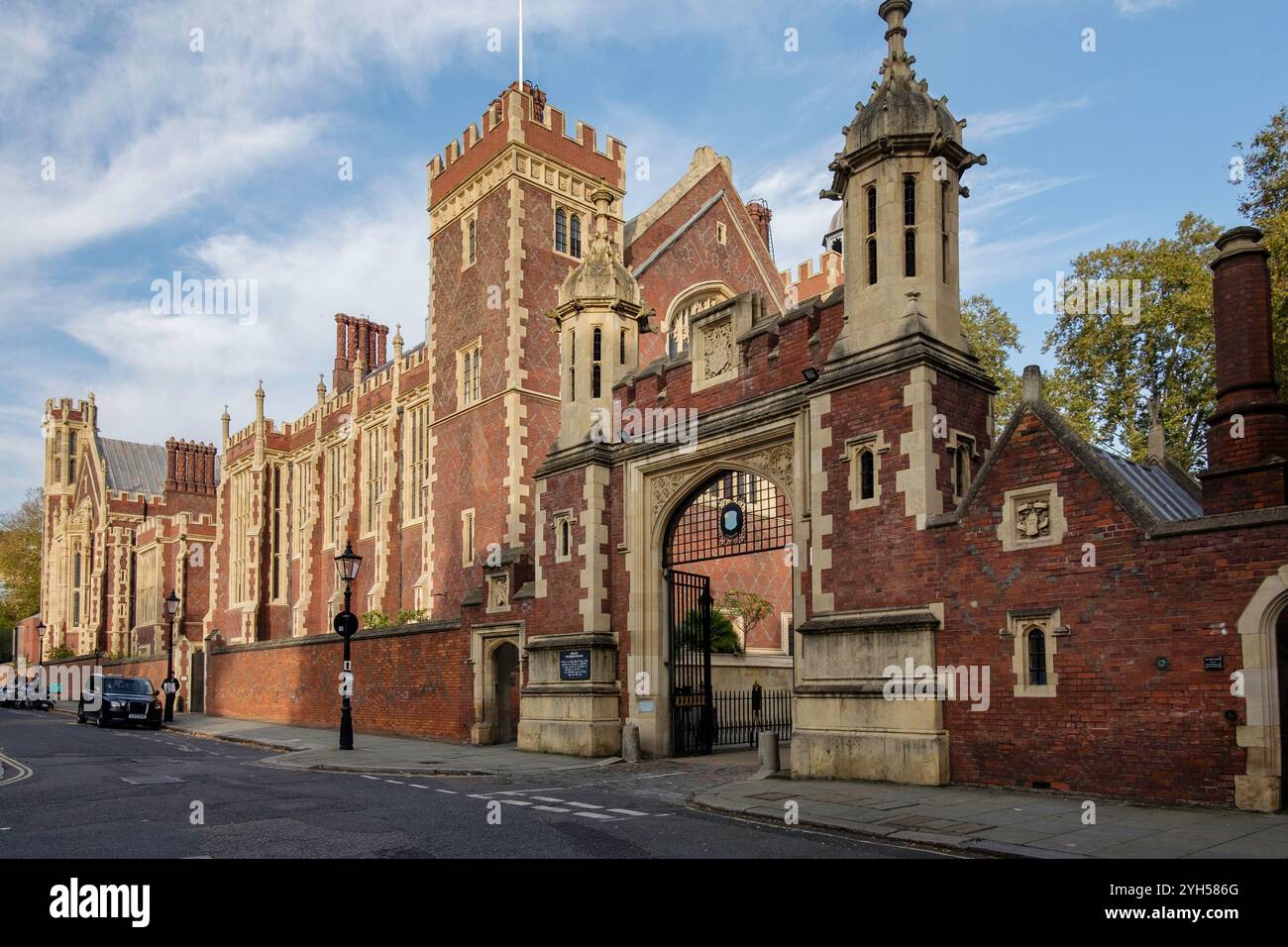 Lincoln's Inn Gatehouse and Great Hall, London WC2, Großbritannien Stockfoto Lincoln's Inn Gatehouse and Great Hall, London WC2, Großbritannien Stockfoto
