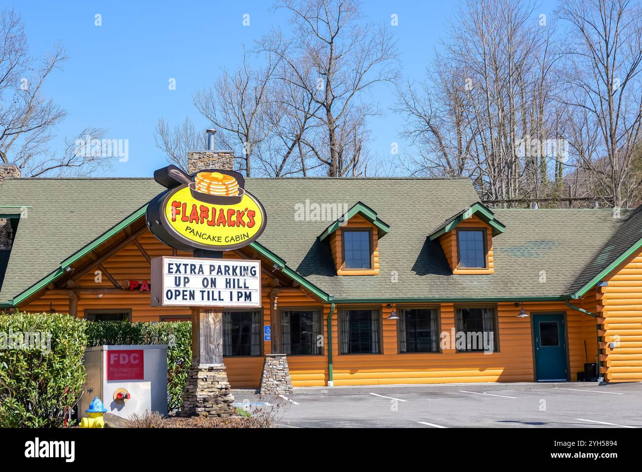 GATLINBURG, TN - 12. März 2024: Flapjacks Pancake Cabin Schild und Gebäude und Parkplatz. Stockfoto