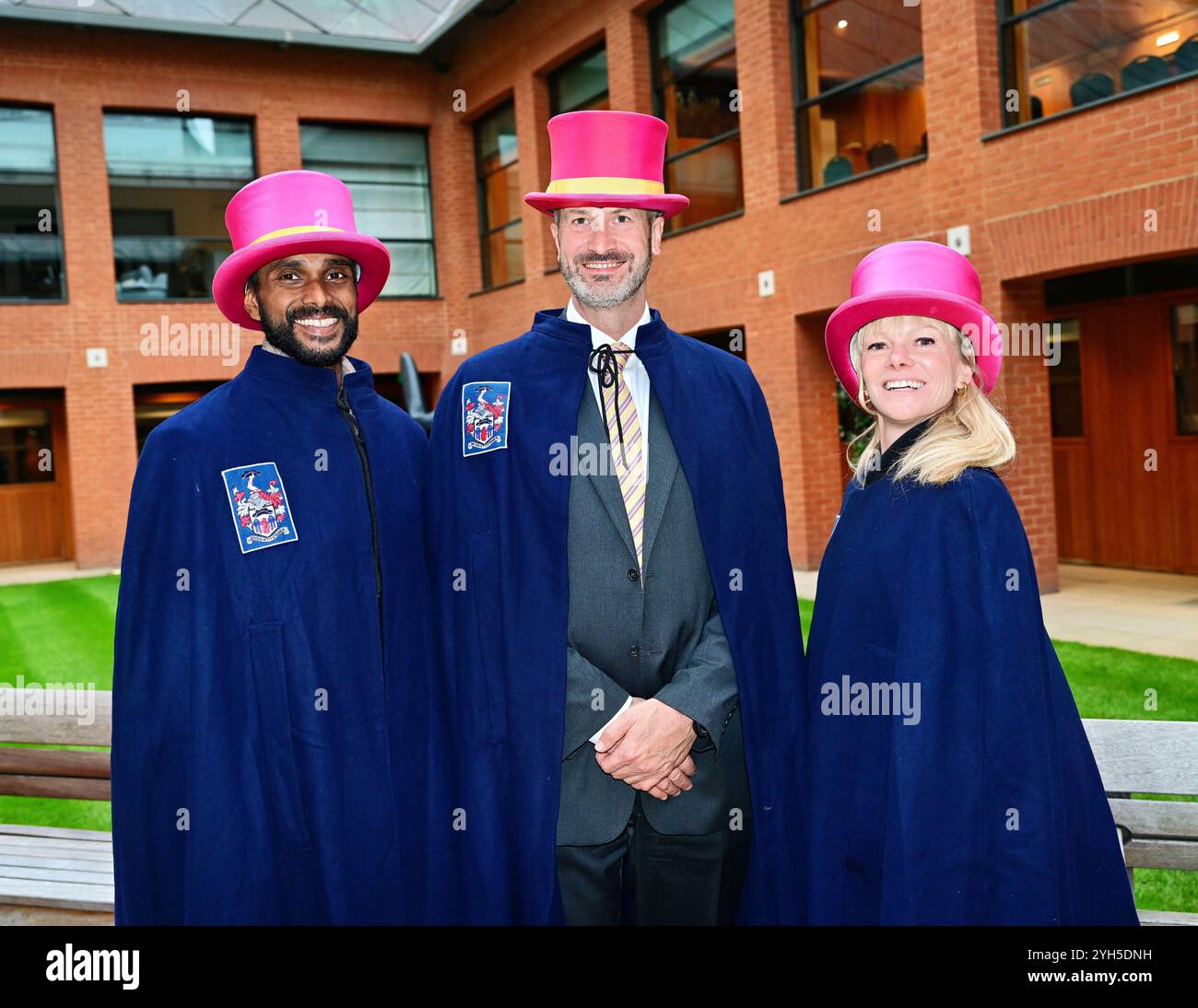 LONDON, GROSSBRITANNIEN. November 2024. Emma Heal (R) Bespoke Filz Pink, Top hat von Lock & Co bei der Worshipful Company of Feltmakers, Zunft zur Waag und die ZURICH City Police Band nehmen 2024 an der Lord Mayor's Show Parade in London Teil. (Foto von 李世惠/siehe Li/Picture Capital) Credit: Siehe Li/Picture Capital/Alamy Live News Stockfoto