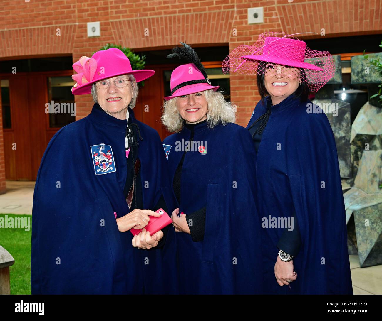 LONDON, GROSSBRITANNIEN. November 2024. Maßgeschneiderte Filz Pink, Top hat von Lock & Co bei der Worshipful Company of Feltmakers, Zunft zur Waag und die ZURICH City Police Band nehmen 2024 an der Lord Mayor's Show Parade in London Teil. (Foto von 李世惠/siehe Li/Picture Capital) Credit: Siehe Li/Picture Capital/Alamy Live News Stockfoto