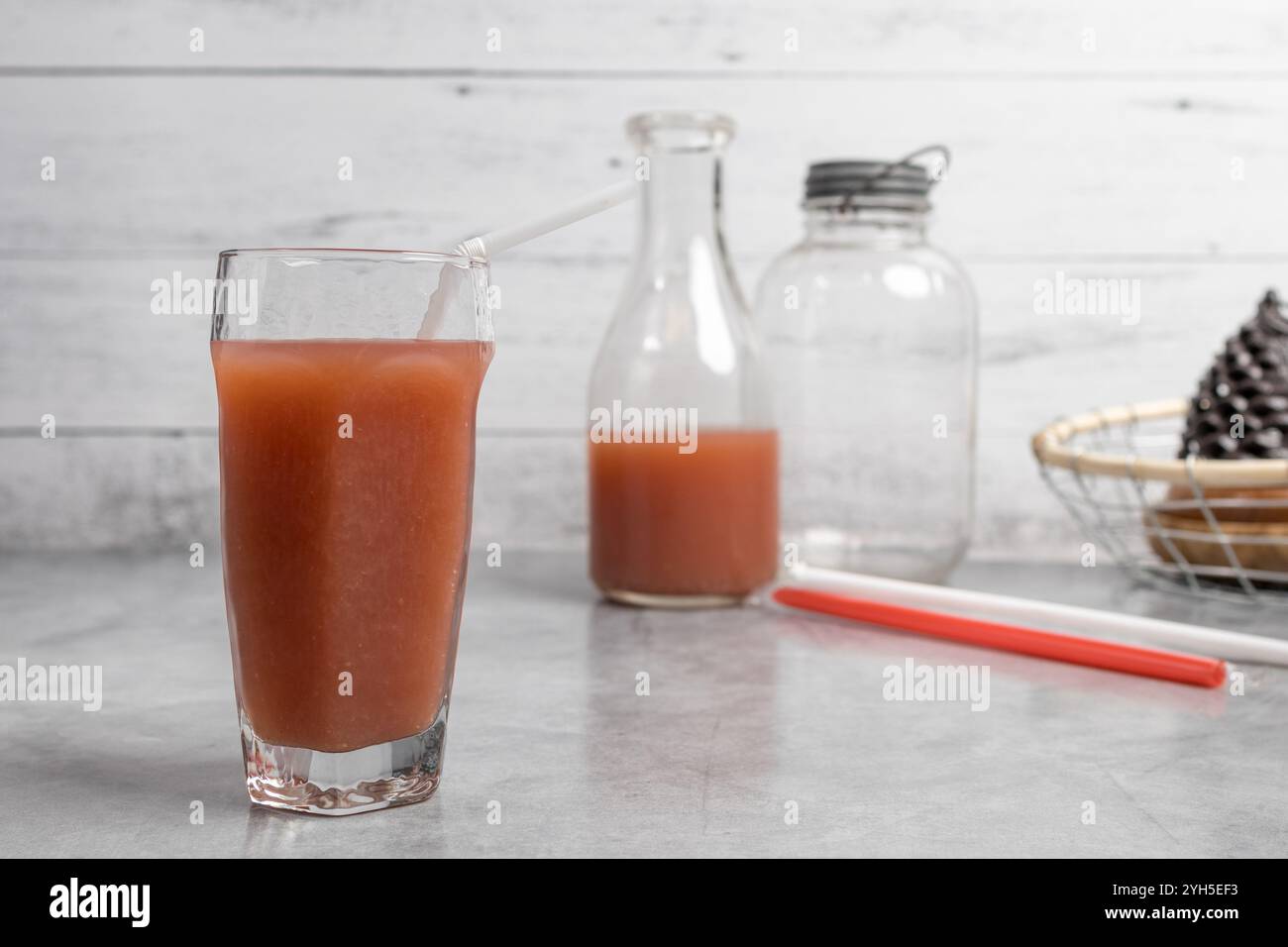 Erdbeer-Bananen-Probiotika-Juiice in Glas mit Strohhalm Stockfoto