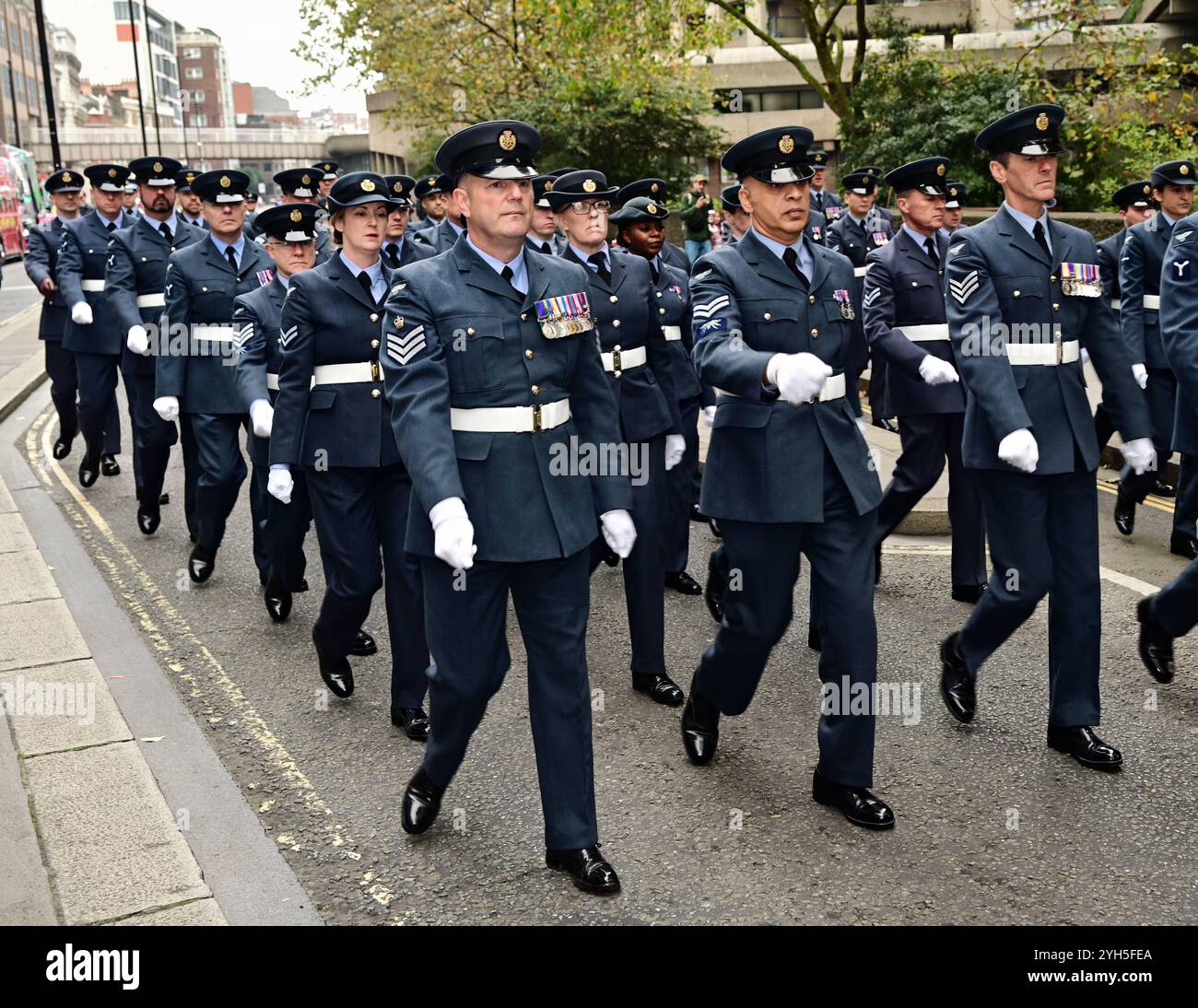 LONDON, GROSSBRITANNIEN. November 2024. Die Worshipful Company of Feltmakers, Zunft zur Waag und die ZURICH City Police Band nehmen 2024 an der Lord Mayor's Show Parade in London Teil. (Foto von 李世惠/siehe Li/Picture Capital) Credit: Siehe Li/Picture Capital/Alamy Live News Stockfoto