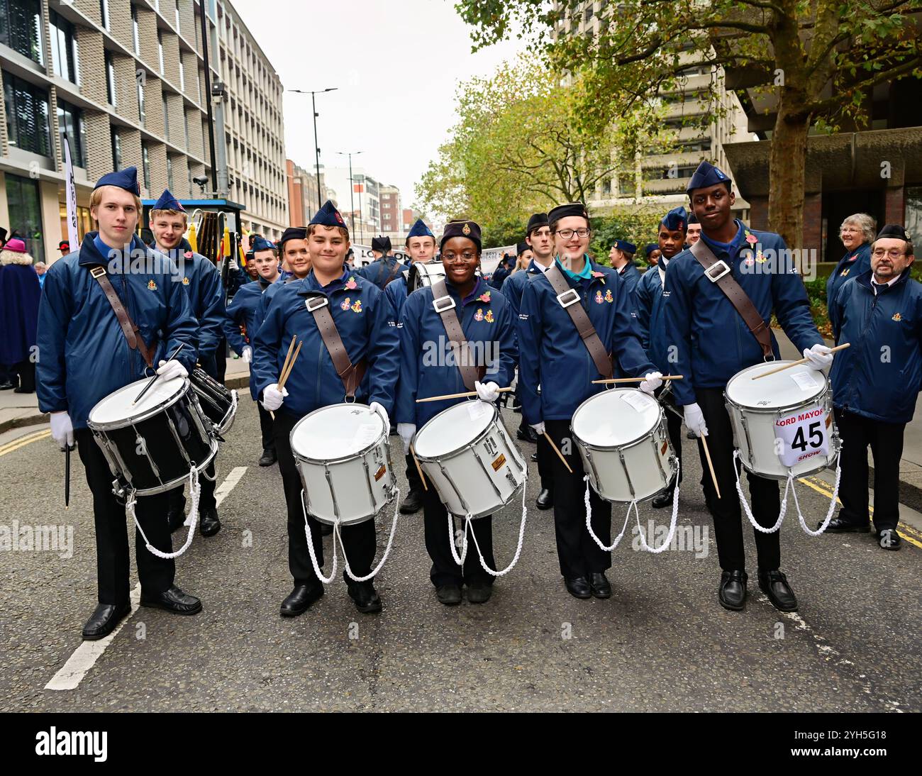 LONDON, GROSSBRITANNIEN. November 2024. Die Worshipful Company of Feltmakers, Zunft zur Waag und die ZURICH City Police Band nehmen 2024 an der Lord Mayor's Show Parade in London Teil. (Foto von 李世惠/siehe Li/Picture Capital) Credit: Siehe Li/Picture Capital/Alamy Live News Stockfoto