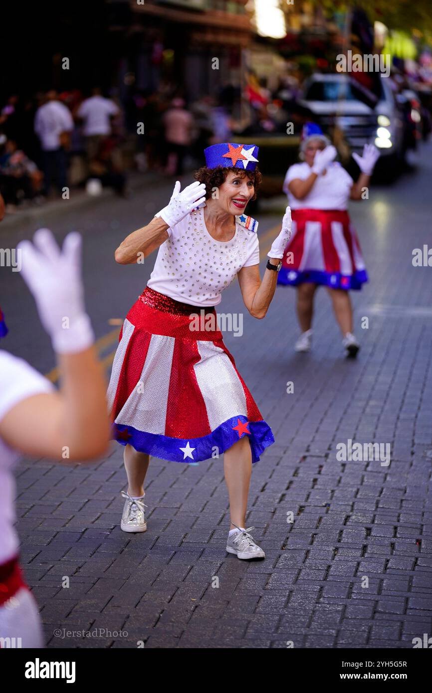 Tänzerinnen und Tänzer in amerikanischen Outfits stehen am Samstag bei der U.S. Military Veteran's Day Parade entlang der Houston St. im Zentrum von San Antonio. Stockfoto